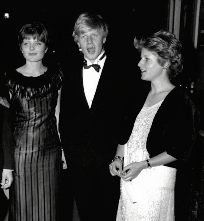 صورة التقطت في عام 1985، يظهر فيها جونسون بمعية زوجته المستقبلية أليغرا موستين أوين (إلى اليسار) وشقيقته راشيل. التقطت الصورة أثناء الاحتفال بعيد ميلاد الفايكونت ألثورب الـ 21.