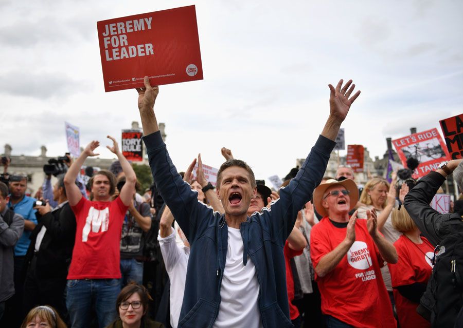 حزيران / يونيو 2016: حركة "مومينتوم" تنظم مظاهرة تضامن مع كوربين أمام مقر البرلمان في لندن عقب صدور دعوات بإقالة الزعيم العمالي