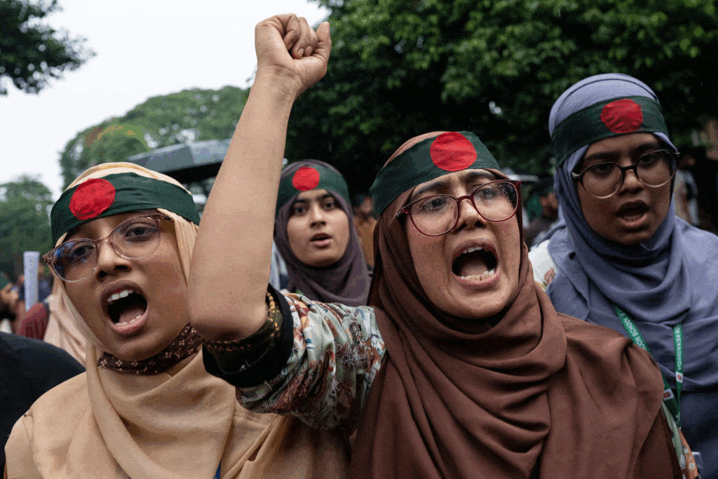 A gif of images showing the initial and final days of protest 
