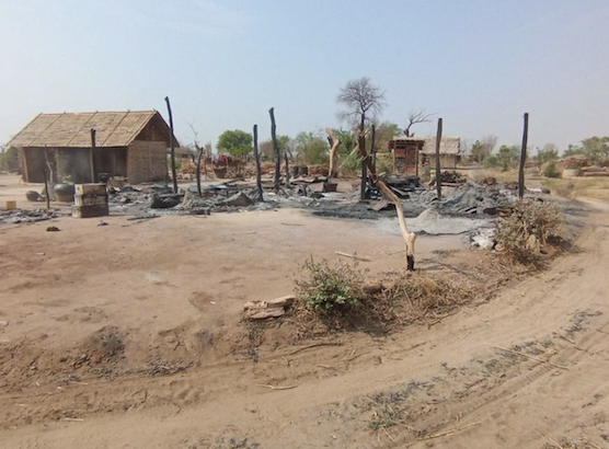 လက်ထုတ္တောရွာထဲက နေအိမ်တချို့ကိုလည်း စစ်ကောင်စီတပ်တွေက မီးရှို့ခဲ့ပါသေးတယ်။ (ဓာတ်ပုံ-ပေးပို့)