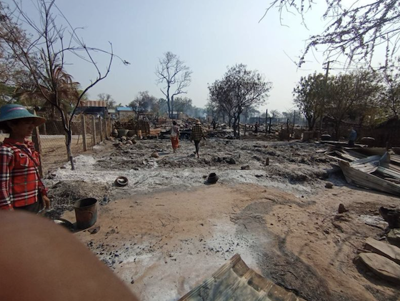 လူ ၃၀ ကျော်သတ်ဖြတ်ခံရတဲ့ လက်ထုတ္တောရွာထဲ ဒေသခံတွေ ပြန်လည် ဝင်ရောက် လာချိန်မှာတော့ ပြာပုံအတိ ဖြစ်သွားတဲ့မီးလောင်ပြင်တွေသာ တွေ့ရပါတော့တယ်။