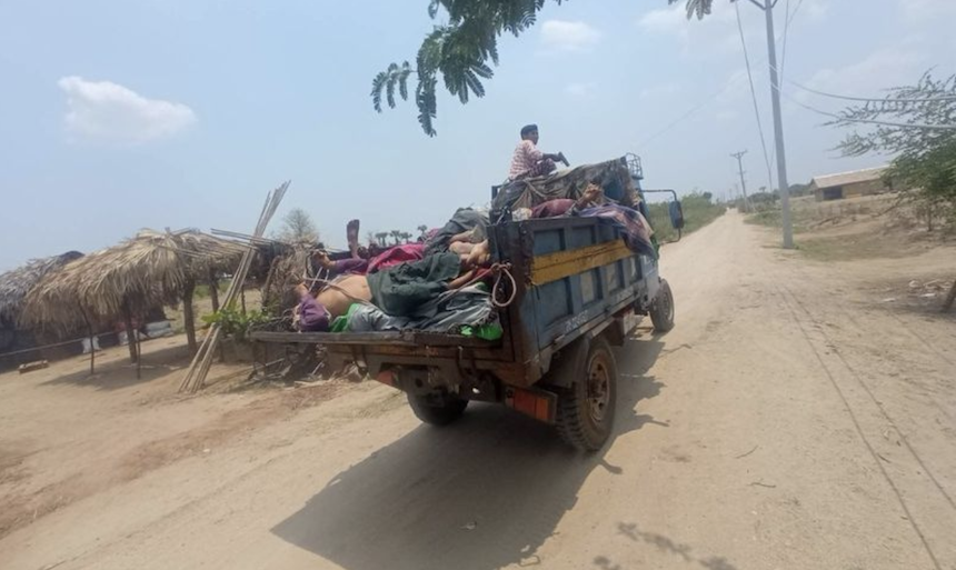 အကြည်ပန်းပလွန်က အစုအပြုံလိုက်သတ်ဖြတ်မှုက ဒဏ်ရာရသူတွေကို ထရပ်ကားတွေနဲ့ သယ်ဆောင်ခဲ့ရတာပါ။ (ဓာတ်ပုံ-ပေးပို့)