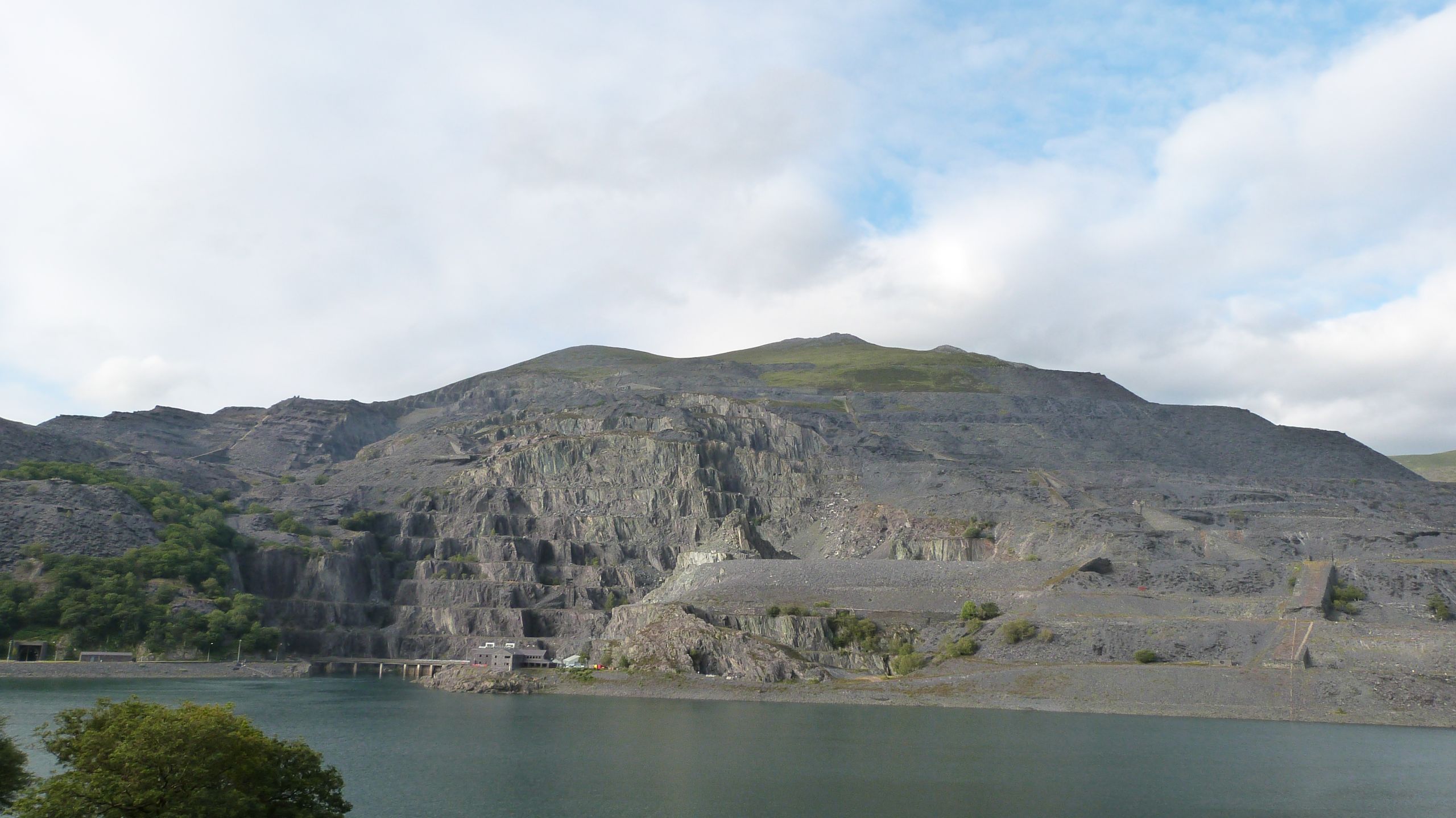 Chwarel Dinorwig ar lethrau Elidir Fawr, gyda pwerdy Dinorwig wrth droed y mynydd