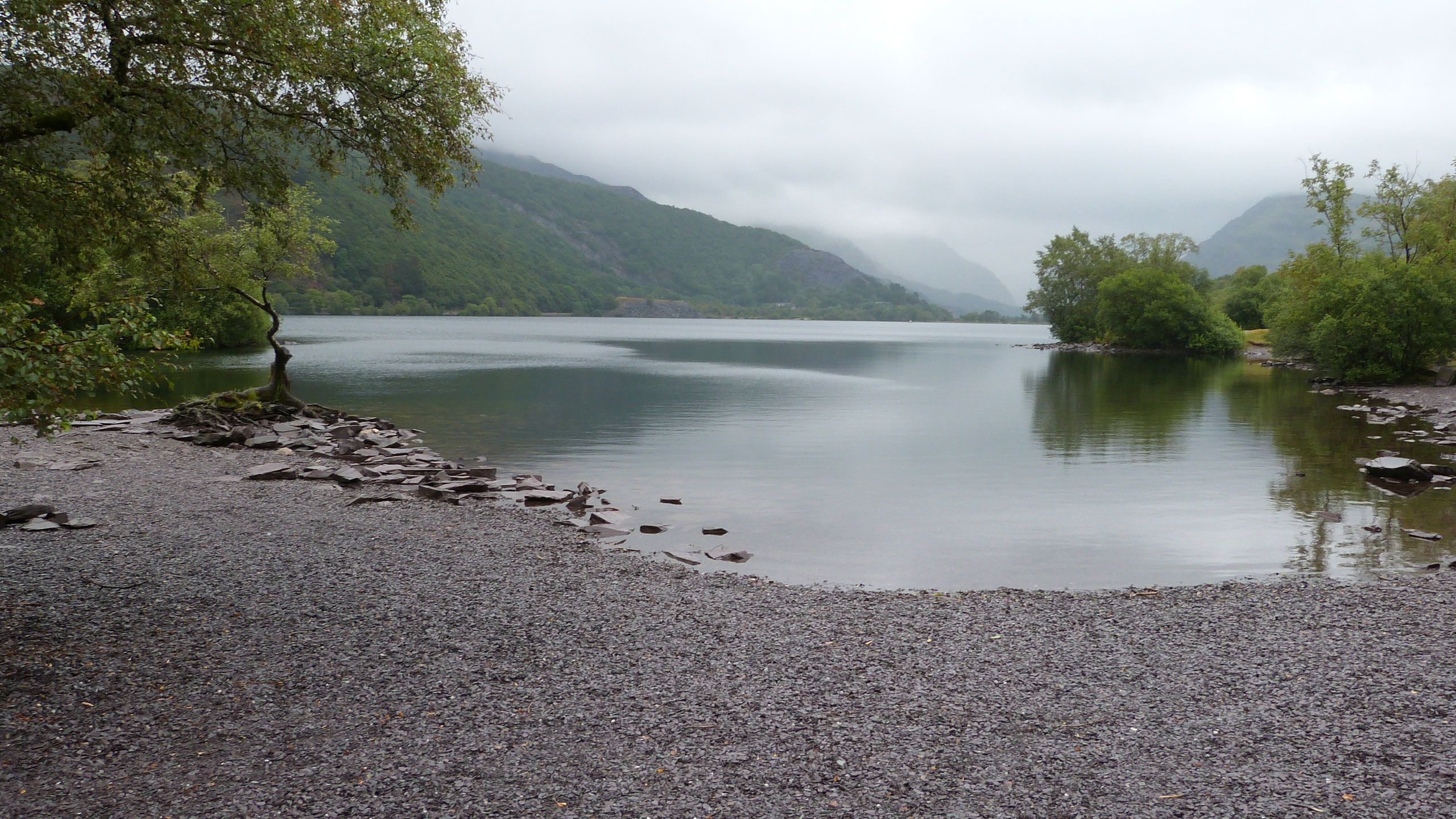 Llyn Padarn gwag - heb unrhyw gwch arni