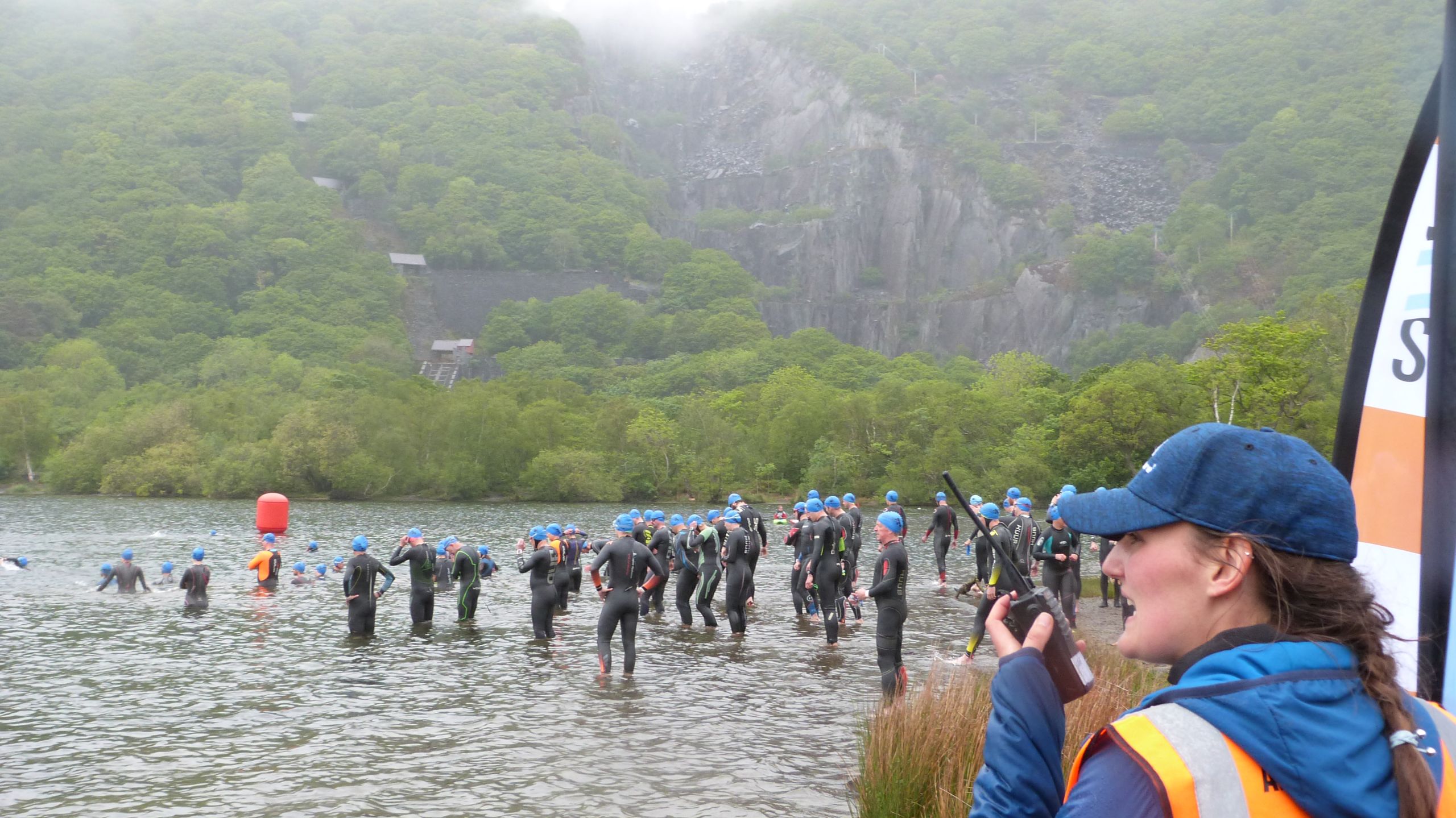 Degau yn paratoi i nofio yn ras Llanc y Llechi 