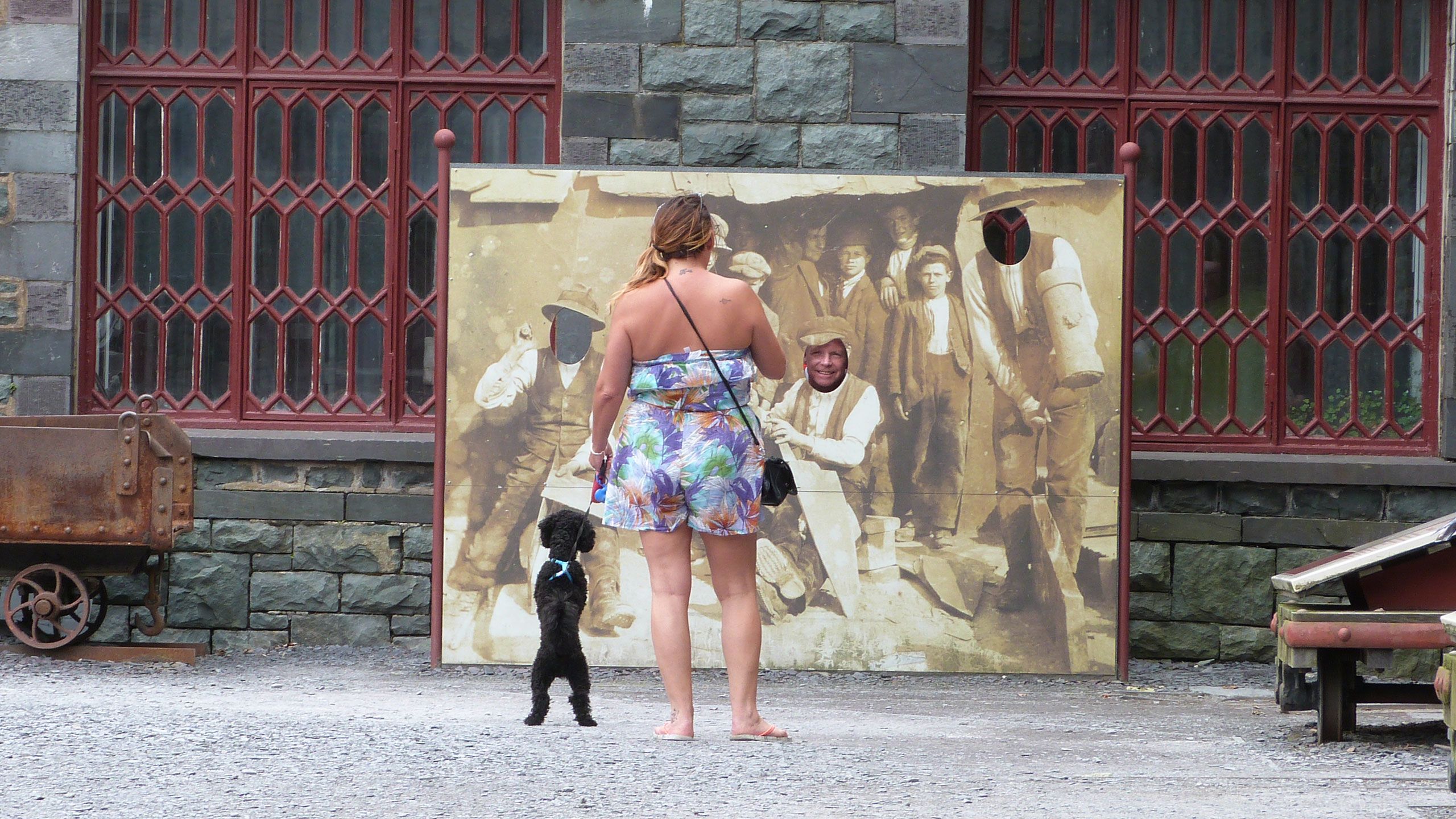 Ymwelwyr yn Amgueddfa Lechi Cymru yn tynnu llun