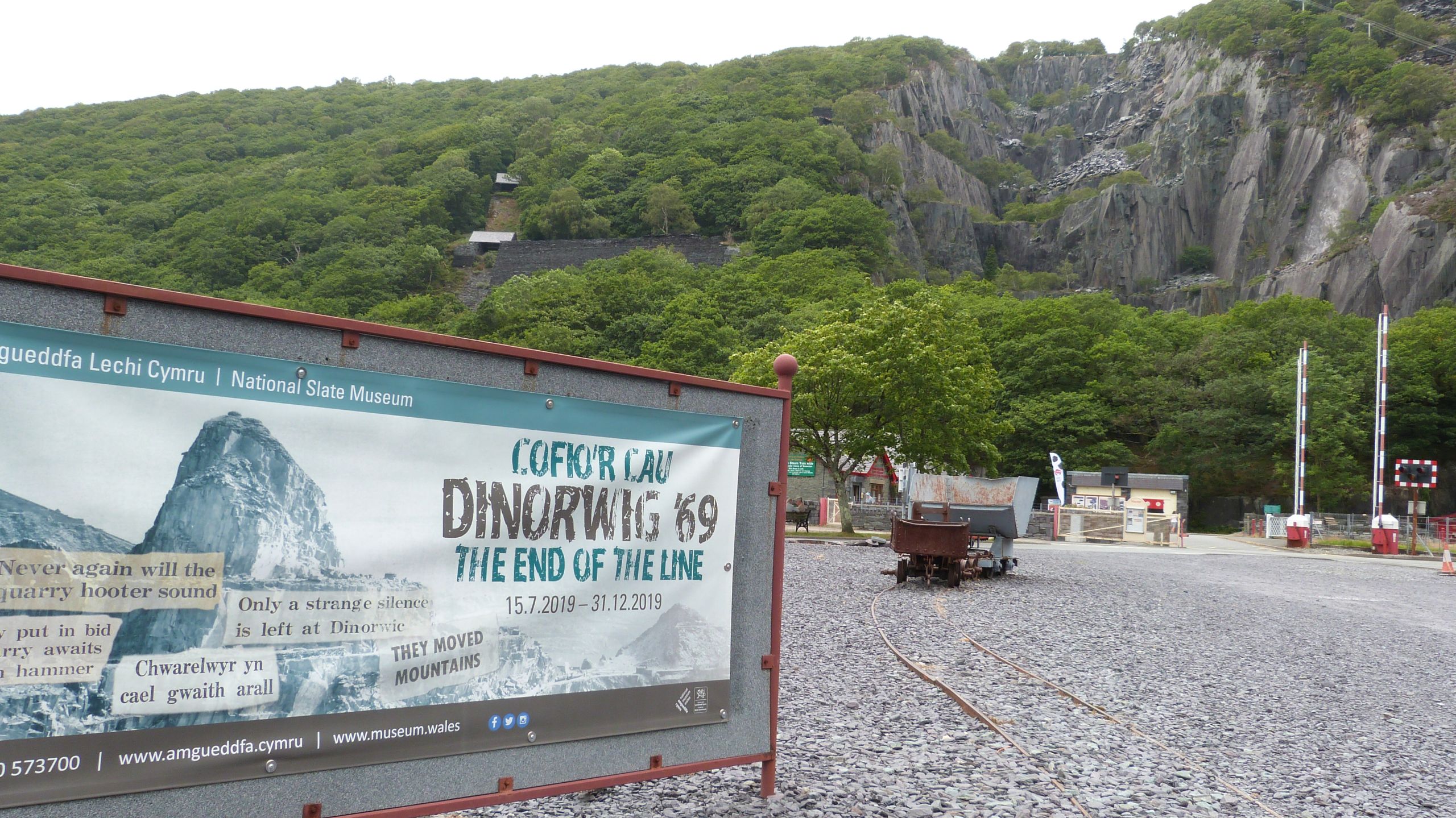 Poster yn hysbysebu arddangosfa 'Cofio'r Cau Dinorwig '69'
