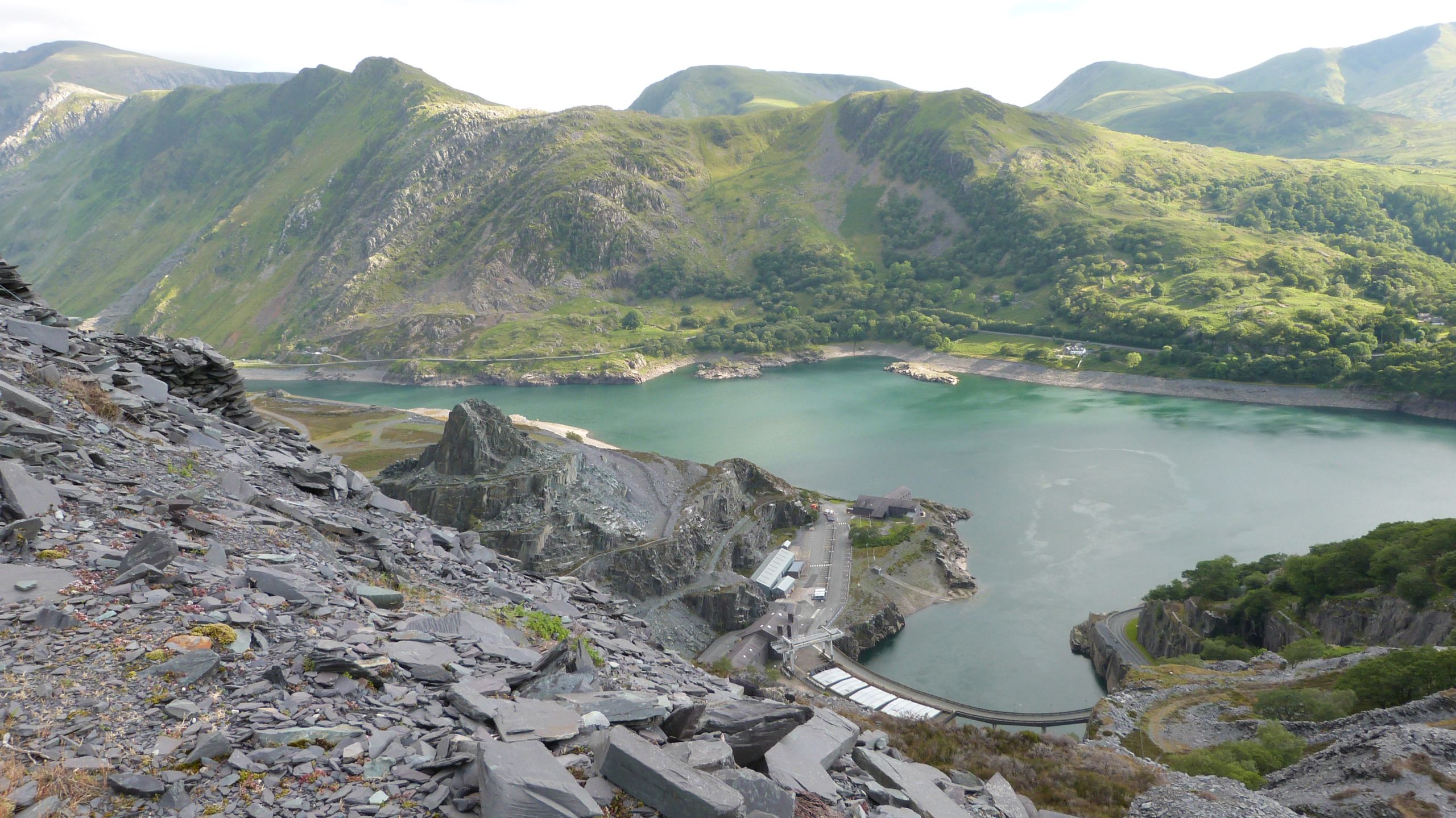 Y golygra i lawr o'r chwarel tuag at Lyn Peris a phwerdy Dinorwig