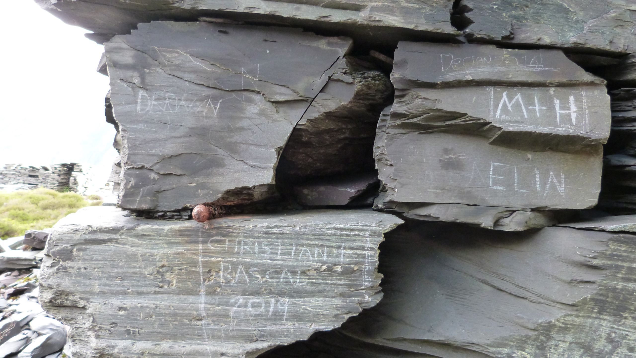 Ysgrifen wedi ei naddu i'r lechen yn 2019