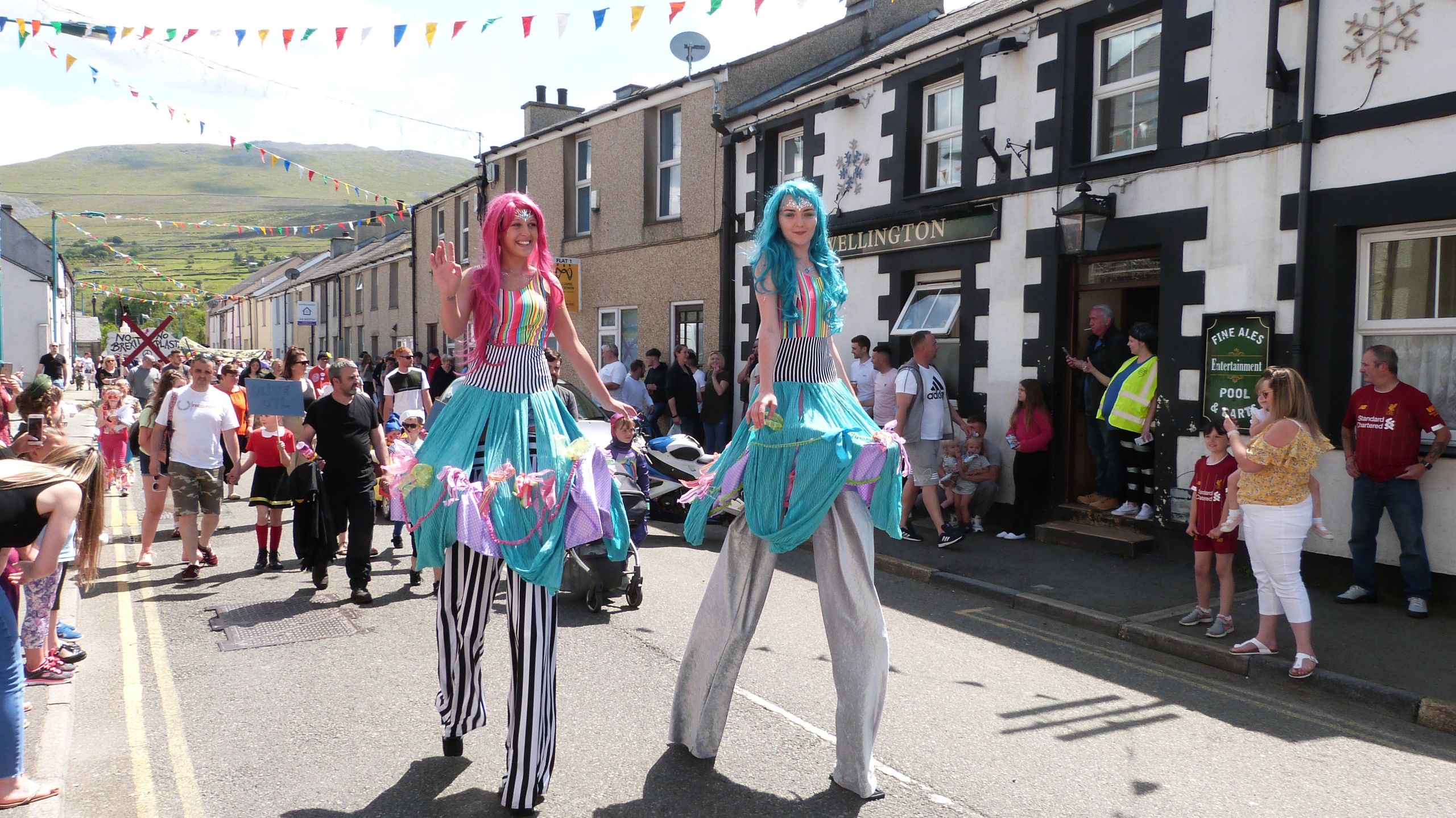 Cerdded ar stilts yn rhan o'r orymdaith