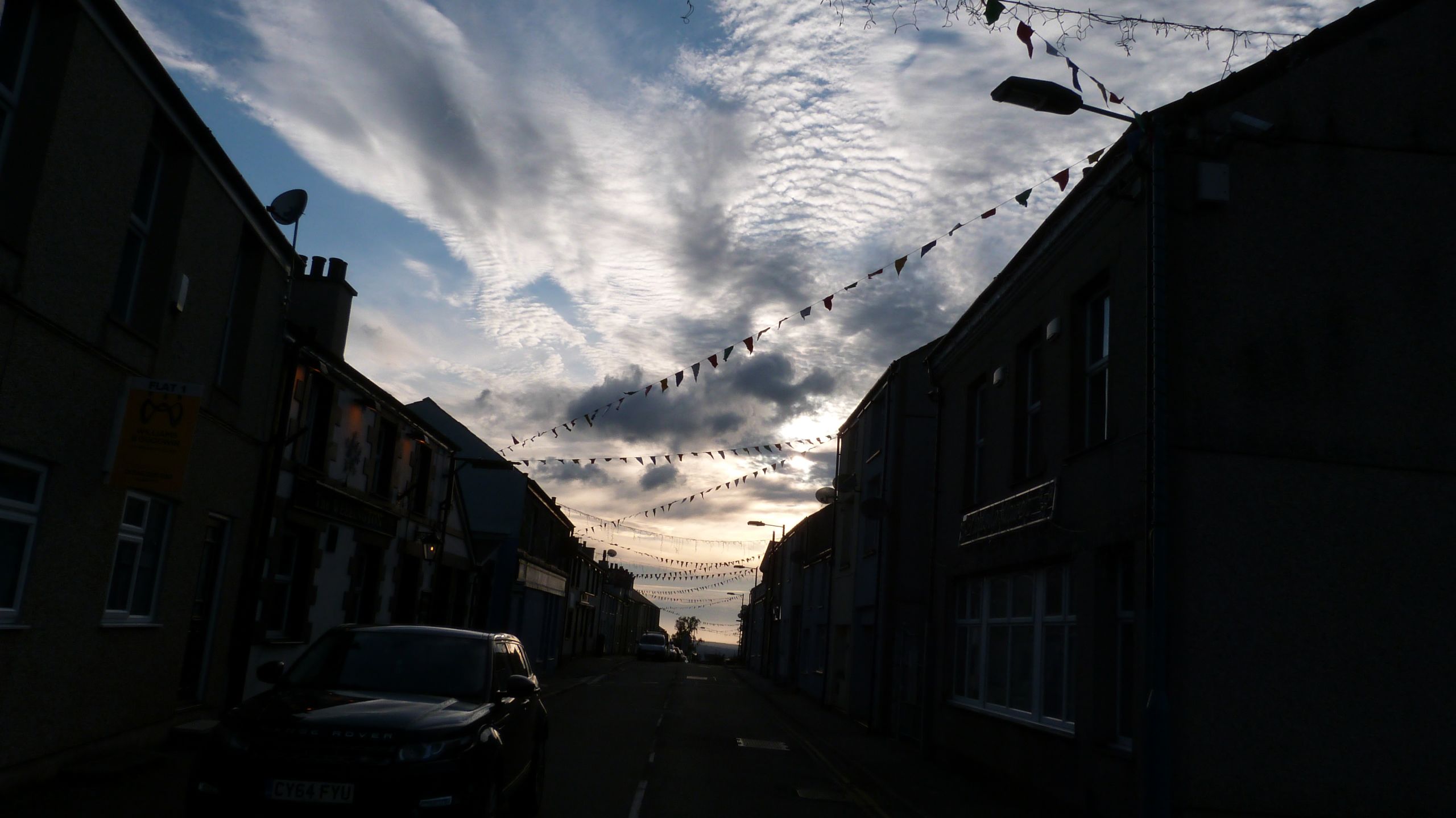 Stryd fawr Deiniolen wrth iddi fachlud