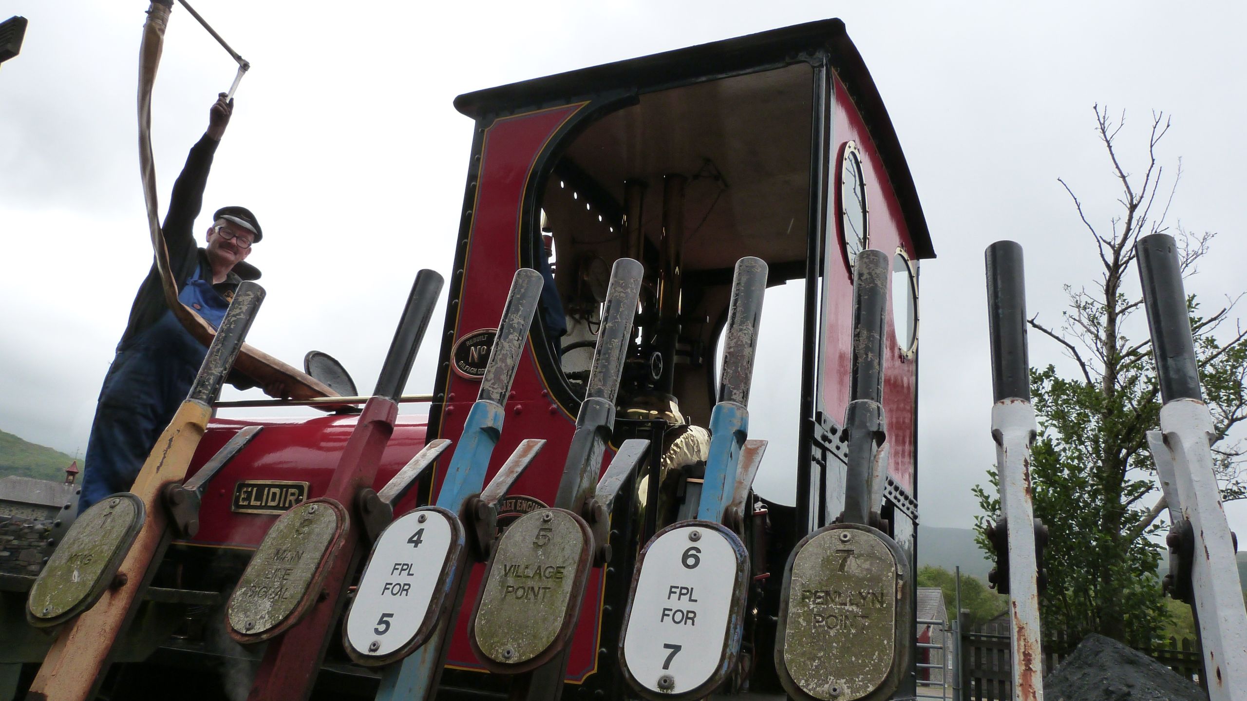 Gyrrwr trên stêm yn llenwi'r injan