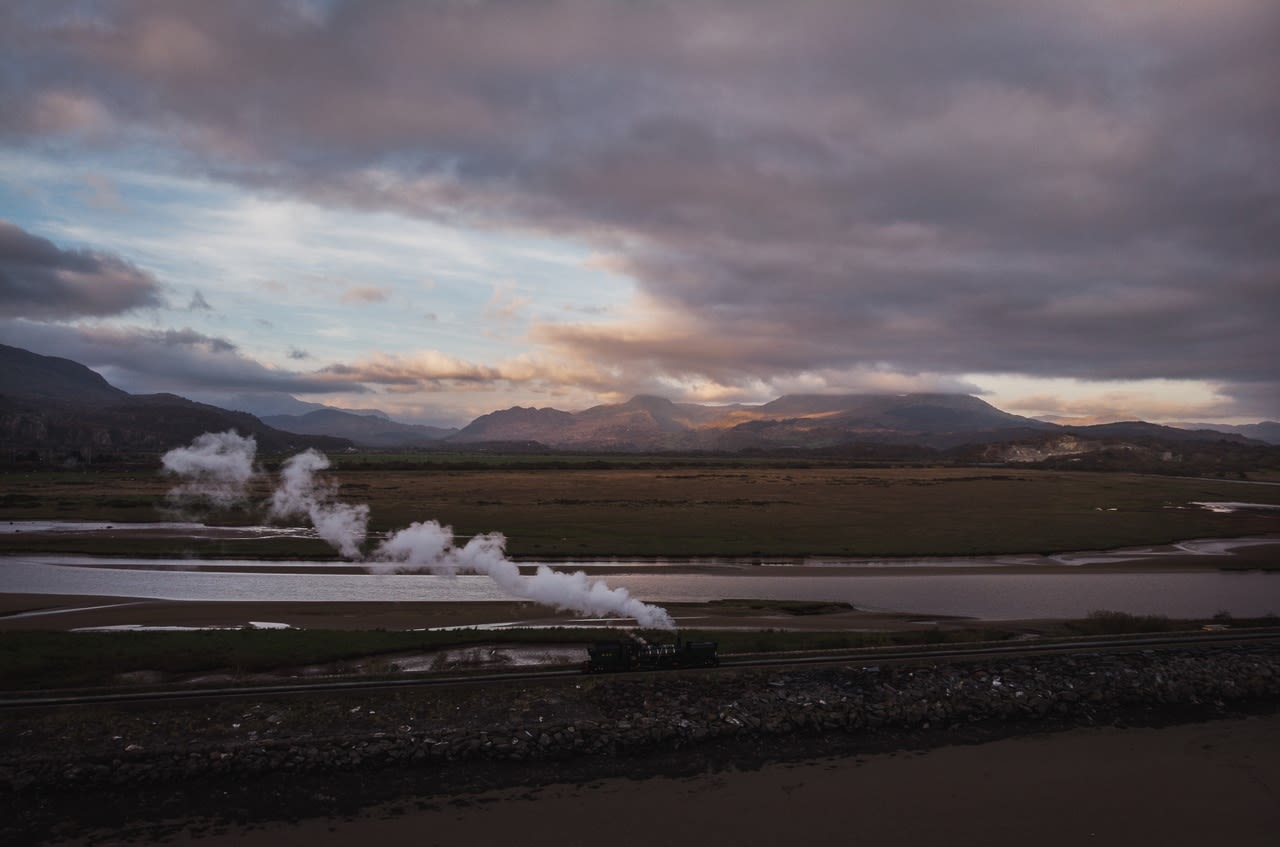 Tren gyda'r Cnicht yn y cefndir