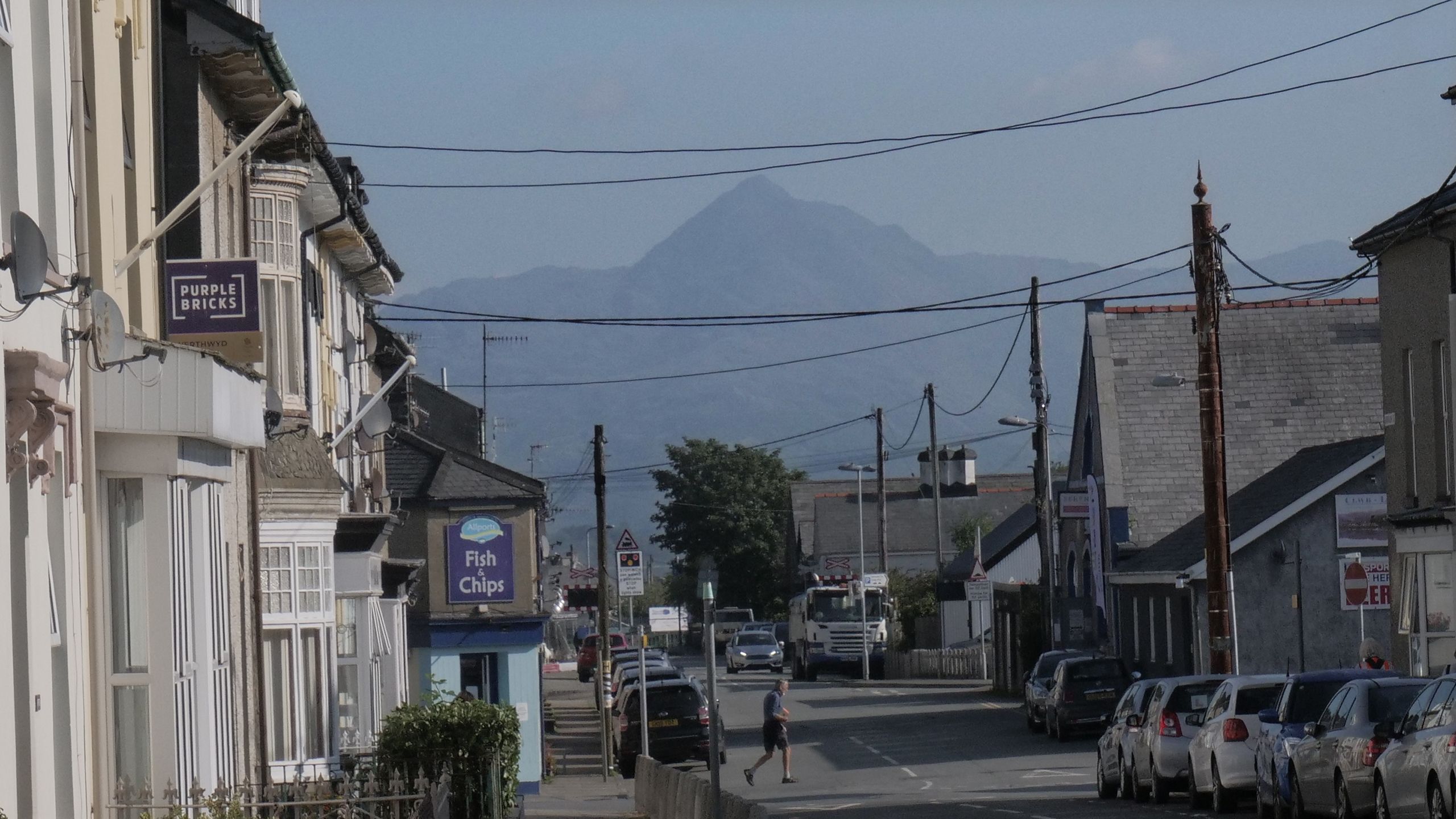 Y Cnicht i'w gweld o stryd ym Mhorthmadog