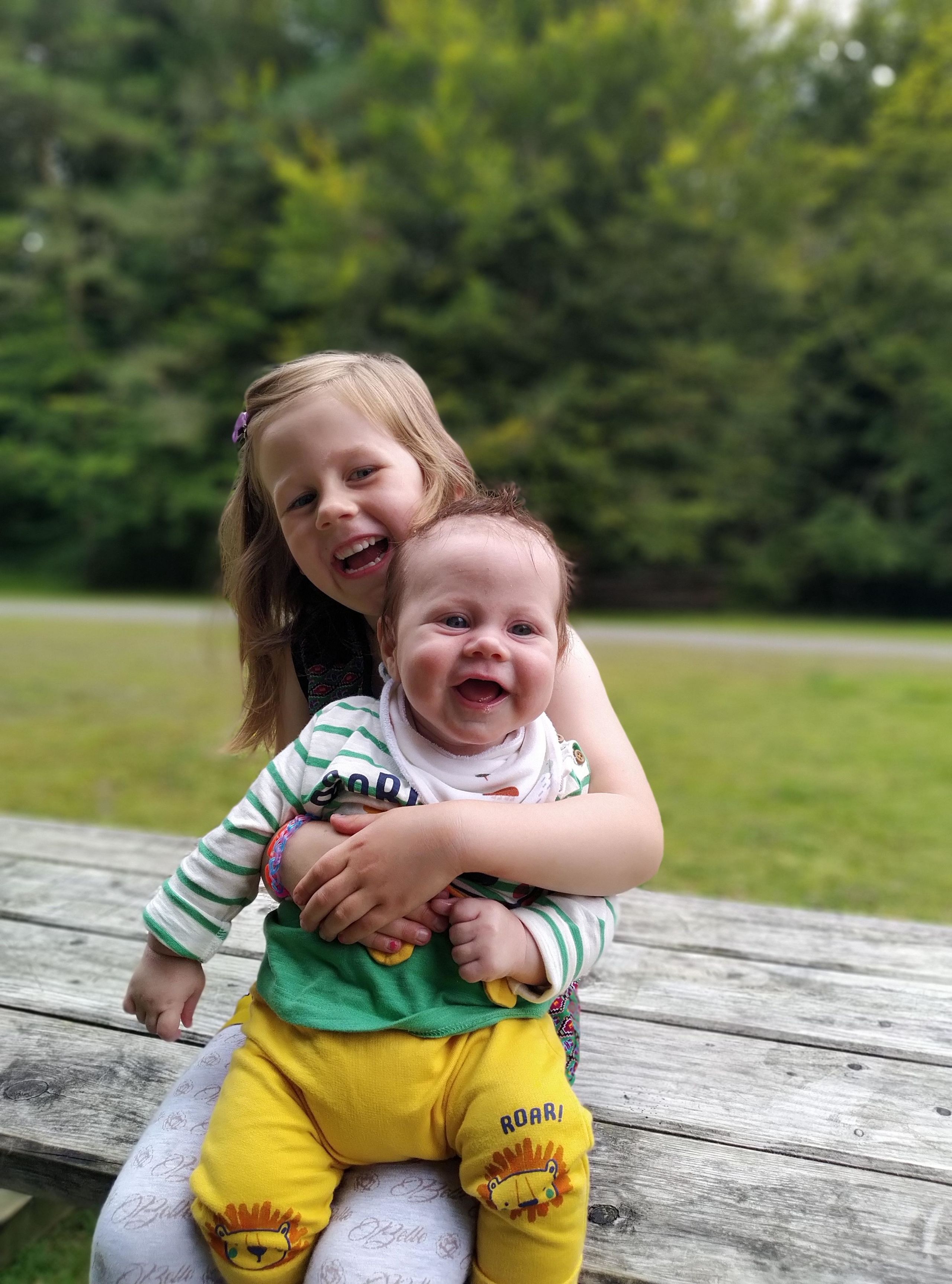 Y baban newydd gydag un o'i chwiorydd