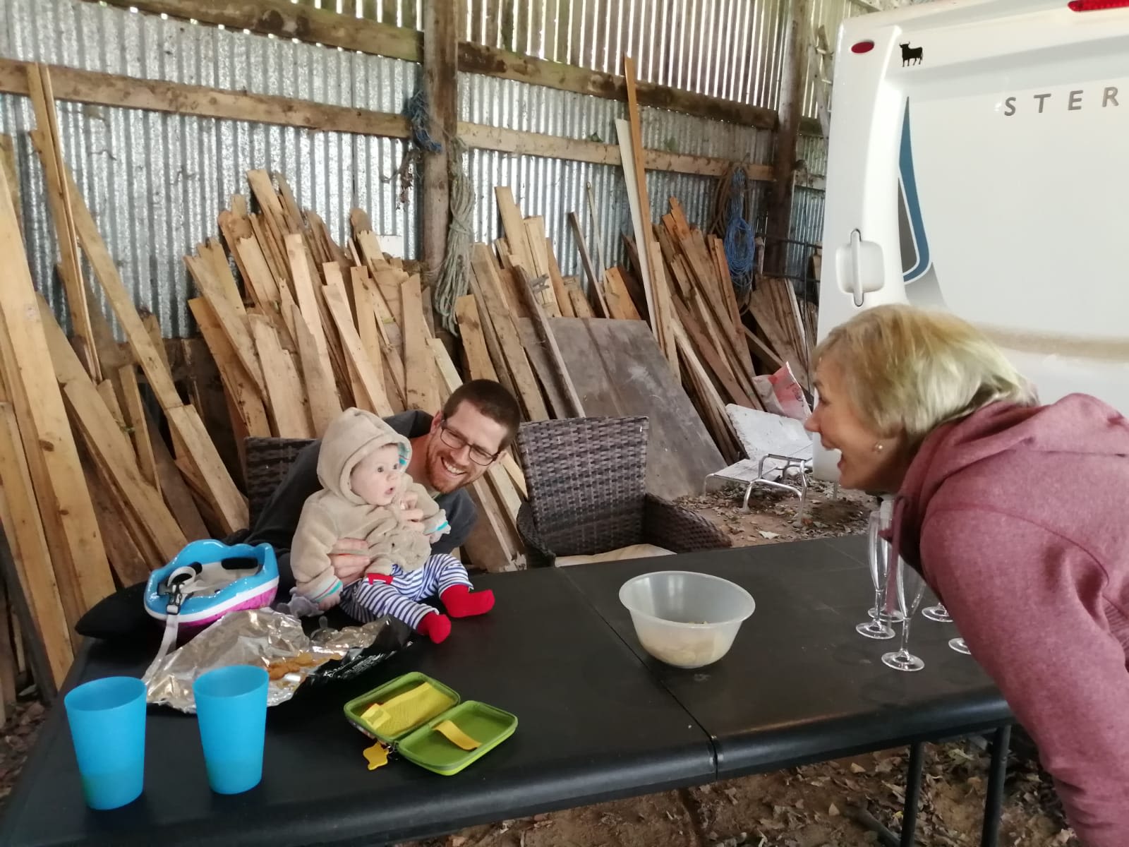 Tadgh yn cyfarfod ei nain am y tro cyntaf