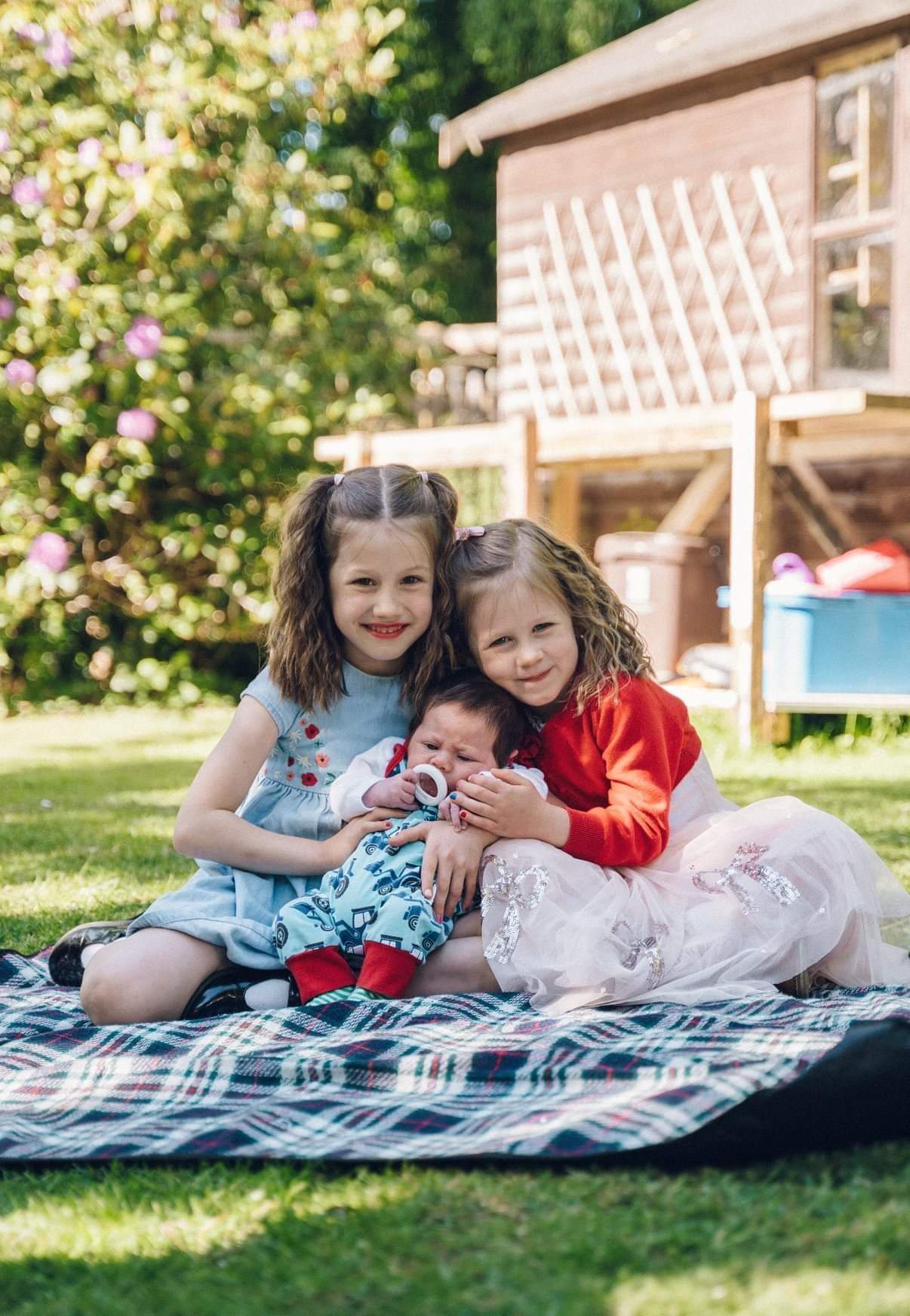 Llun o'r plant yn yr ardd