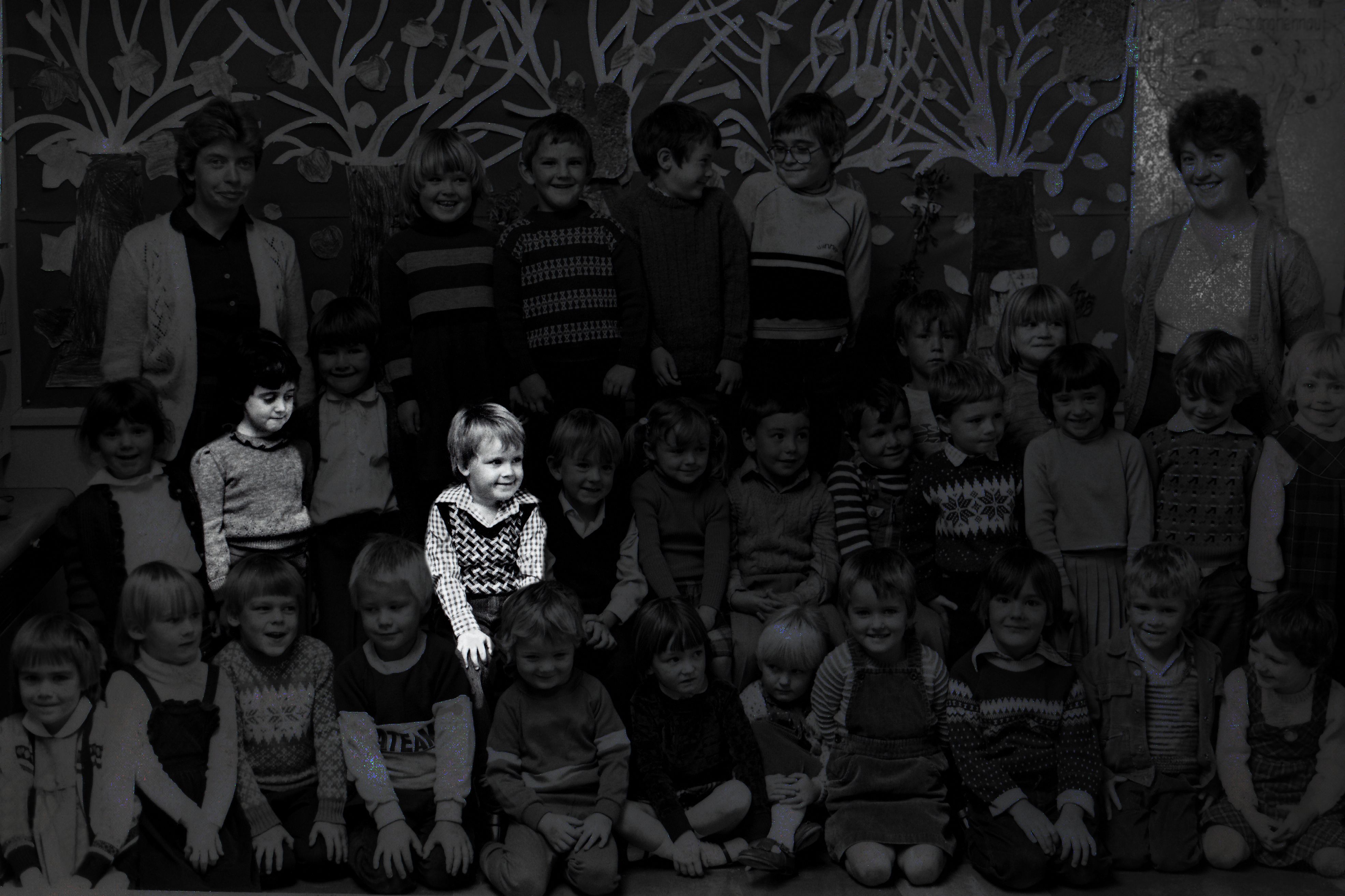 Gwenllian a'i brawd yn y llun ysgol