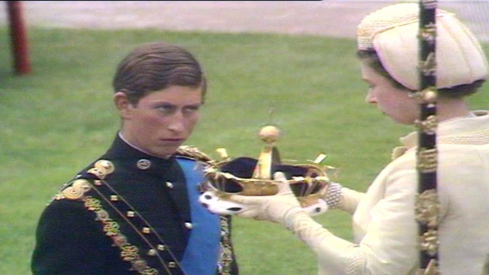 Y Frenhines yn rhoi coron ar ben ei mab Charles