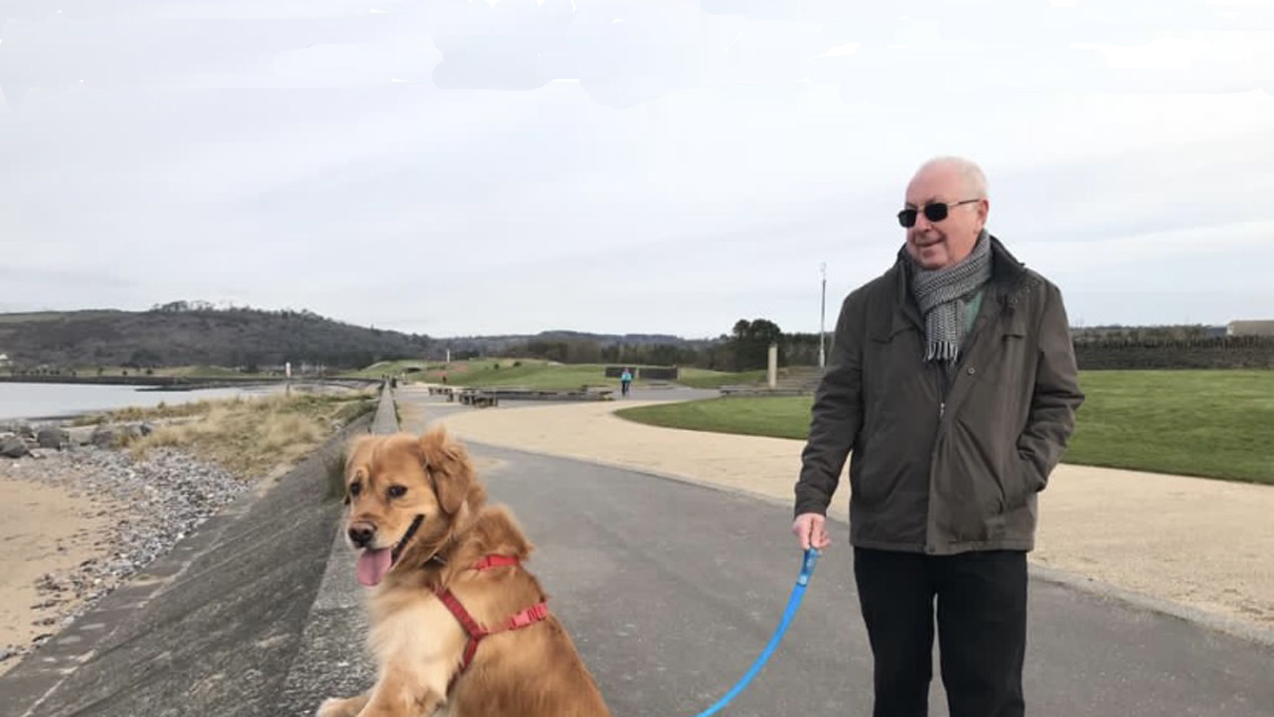 Colin Jones yn cerdded y ci