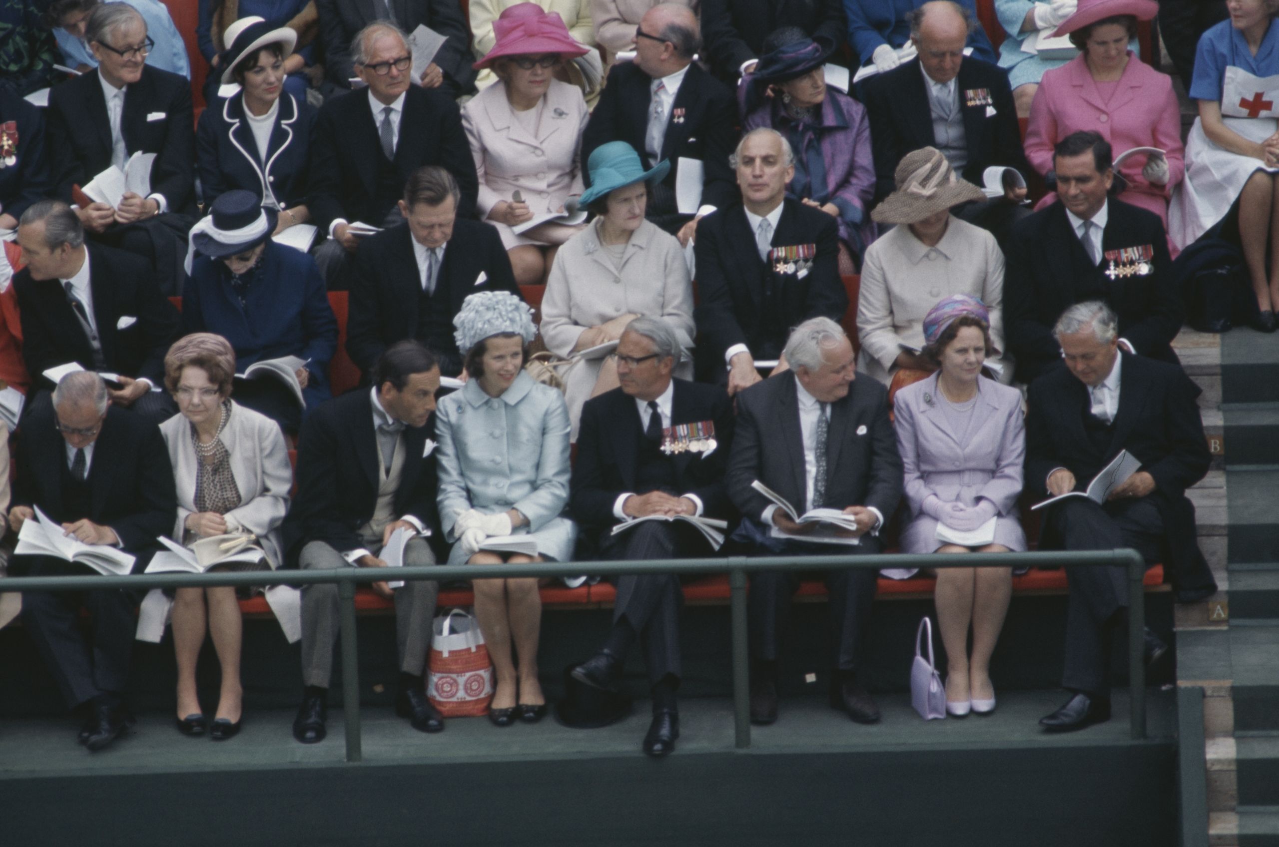 Rhai o westeion yr Arwisgo yn disgwyl i'r seremoni ddechrau