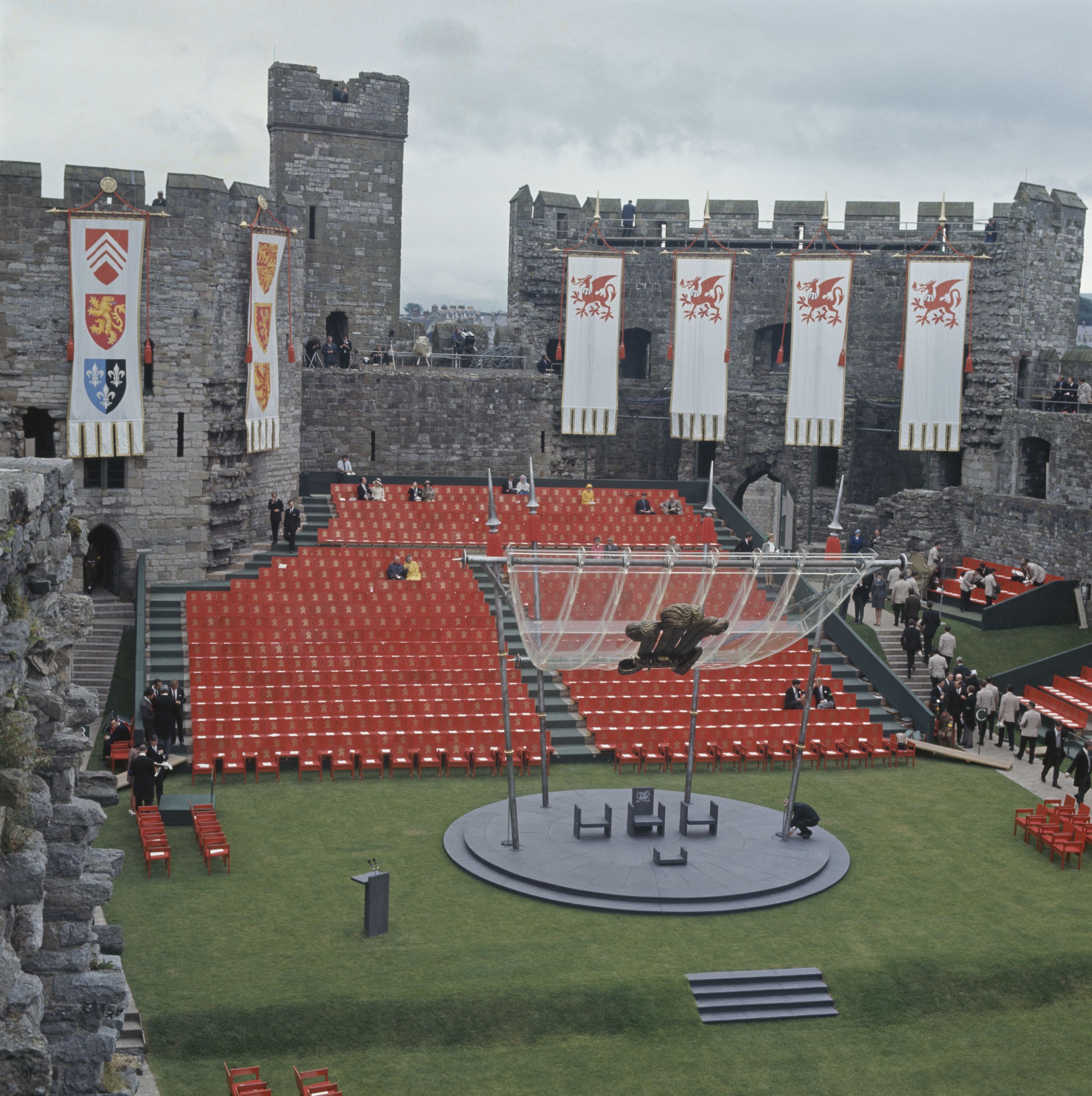 Llun lliw o lwyfan yr arwisgo - a rhai o'r gynulleidfa yn dechrau cyrraedd