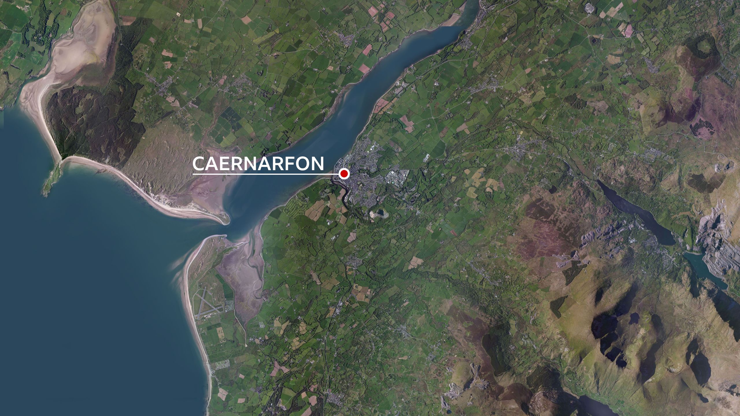 Map yn dangos lleoliad Caernarfon, y trên brehninol a'r gwersyll milwrol dros dro tu allan i Gaernarfon.