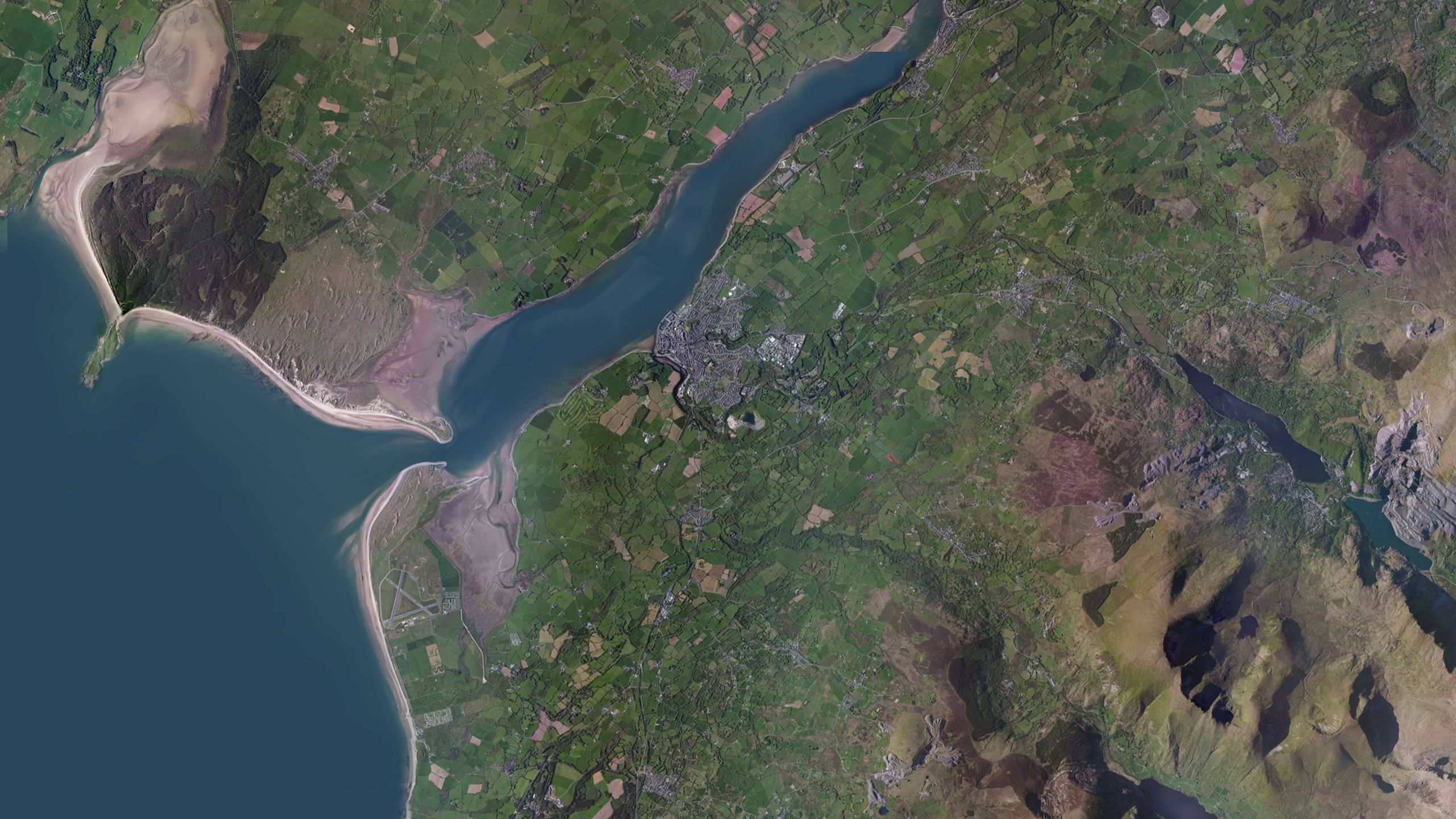 Map yn dangos lleoliad Caernarfon, y trên brehninol a'r gwersyll milwrol dros dro tu allan i Gaernarfon.