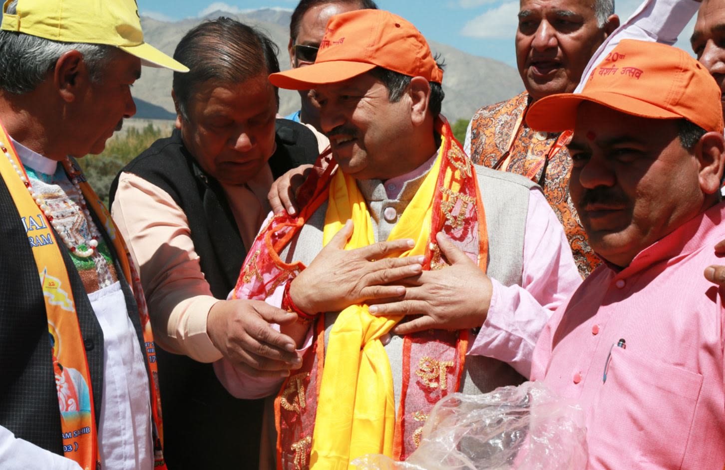 सिंधु दर्शन के दौरान सिंधु दर्शन यात्रा समिति के मार्गदर्शक और संघ प्रचारक इंद्रेश कुमार