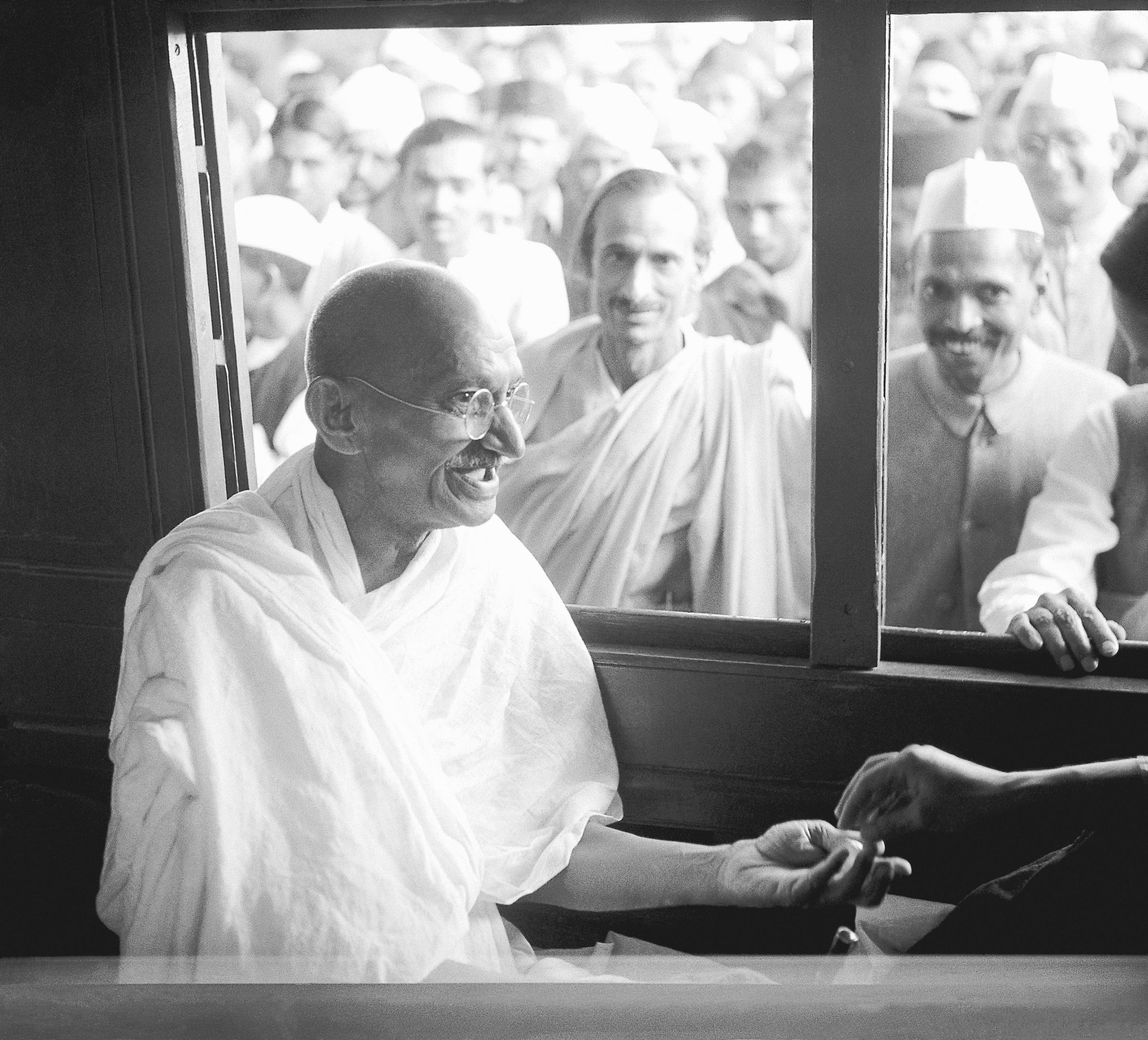 महात्मा गांधी ने भारत लौटकर पूरे देश की यात्रा की. ये तस्वीर 1940 की है जिसमें गांधी आचार्य कृपलानी और राधाकृष्ण बजाज से बातचीत कर रहे हैं.
