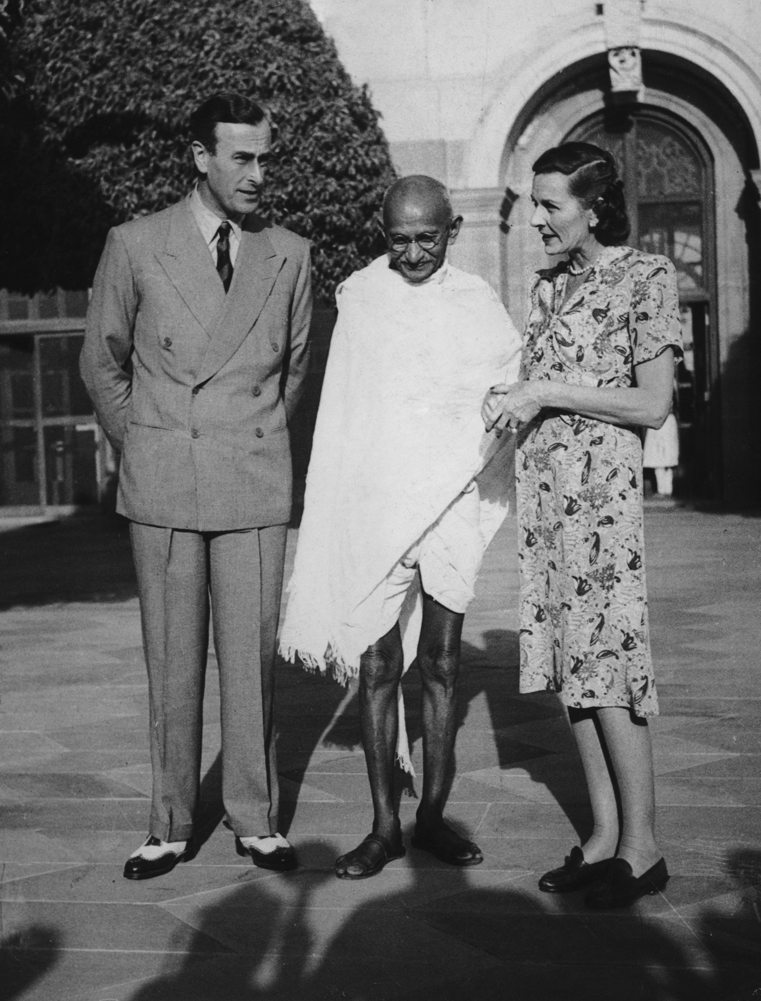 ये तस्वीर 31 मार्च 1947 की है. यहां महात्मा गांधी लॉर्ड माउंटबेटन और उनकी पत्नी एडविना से, उनके निवास पर मिल रहे हैं.
