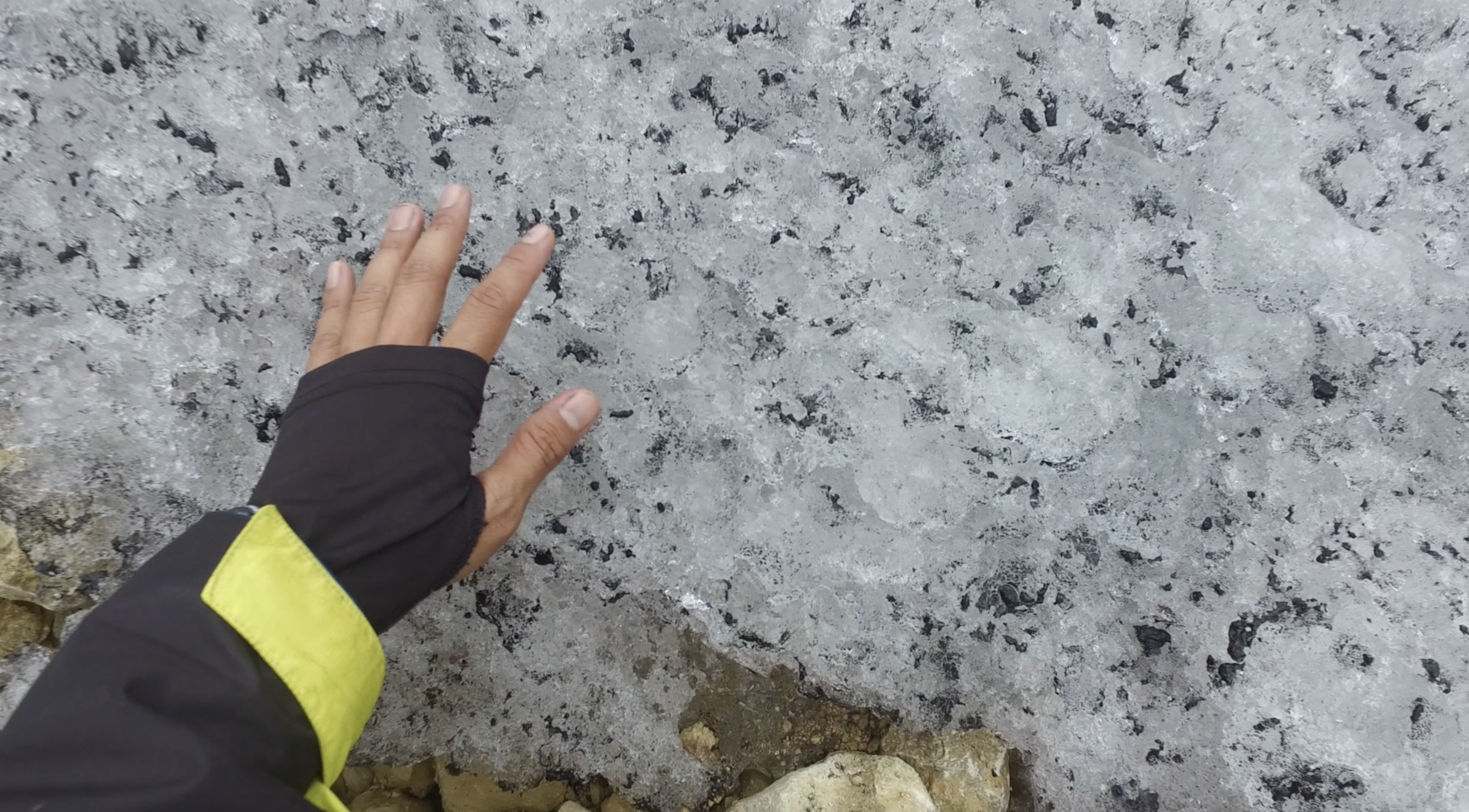 Carstensz adalah puncak tertinggi di Indonesia yang tertutup lapisan es atau salju