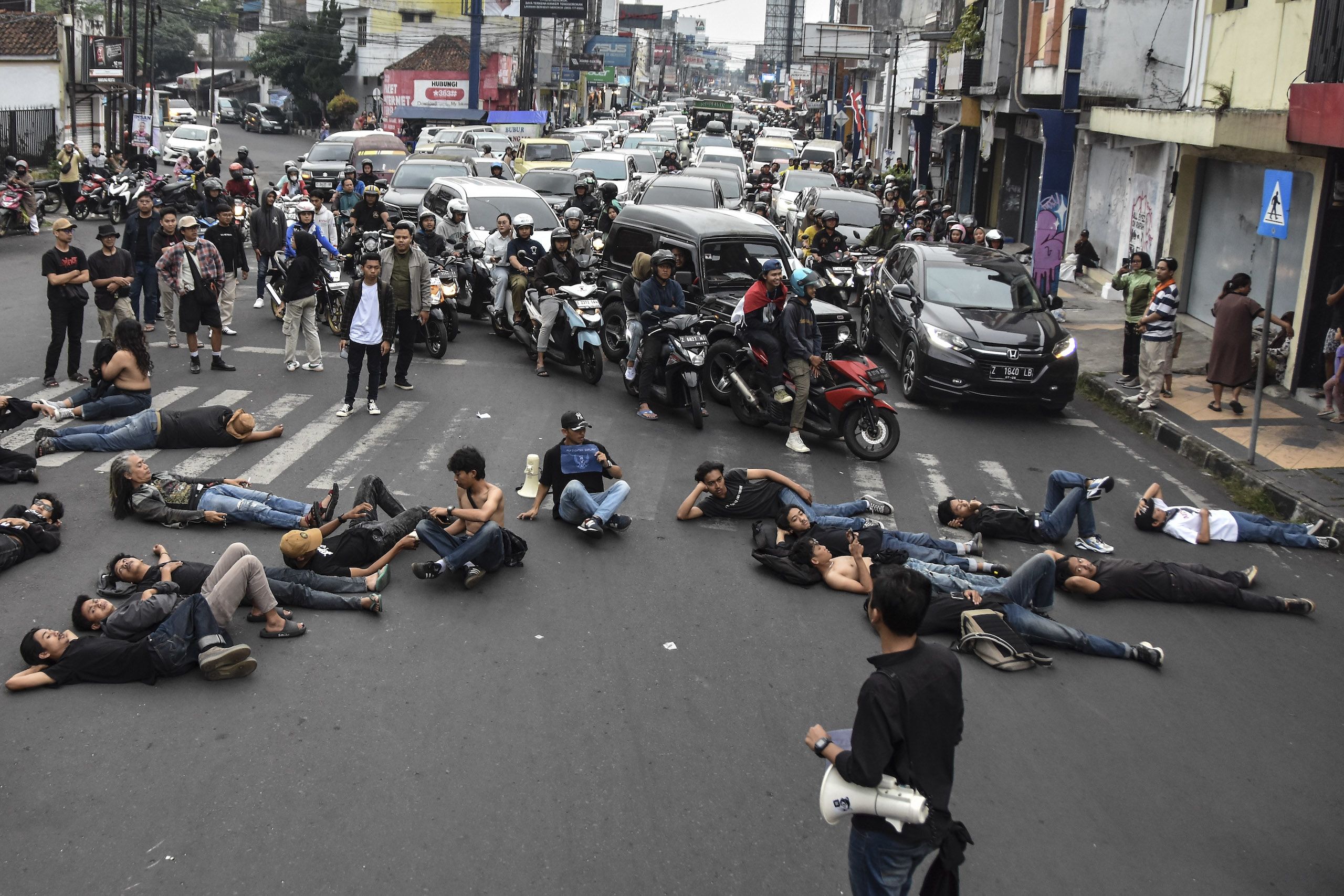 Pengunjuk rasa menutup badan jalan di Tasikmalaya sebagai bentuk protes kepada DPR yang menganulir putusan MK soal UU Pilkada.