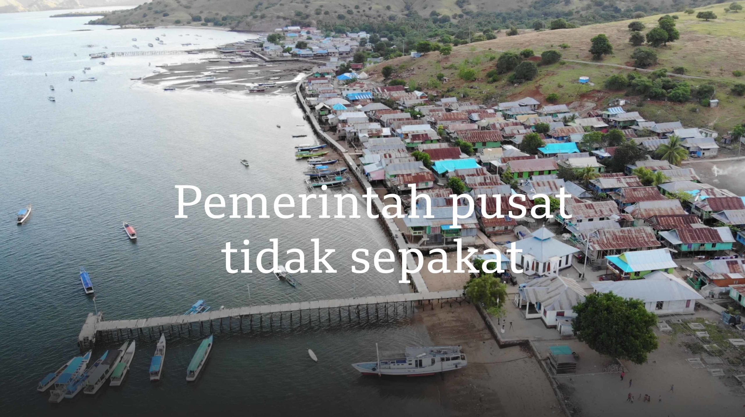 Foto Kampung Komodo dengan tulisan "Pemerintah pusat tidak sepakat".