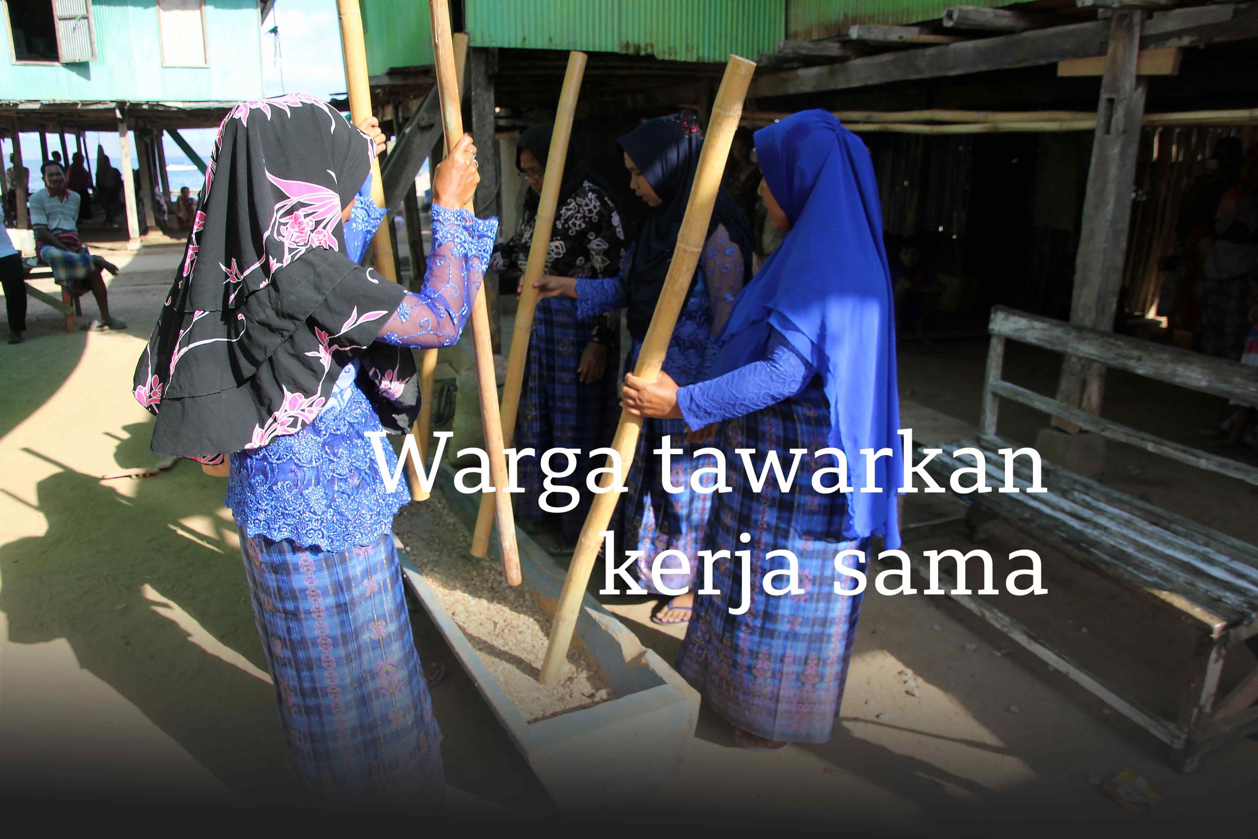 Foto warga kampung komodo dengan tulisan "Warga tawarkan kerja sama".