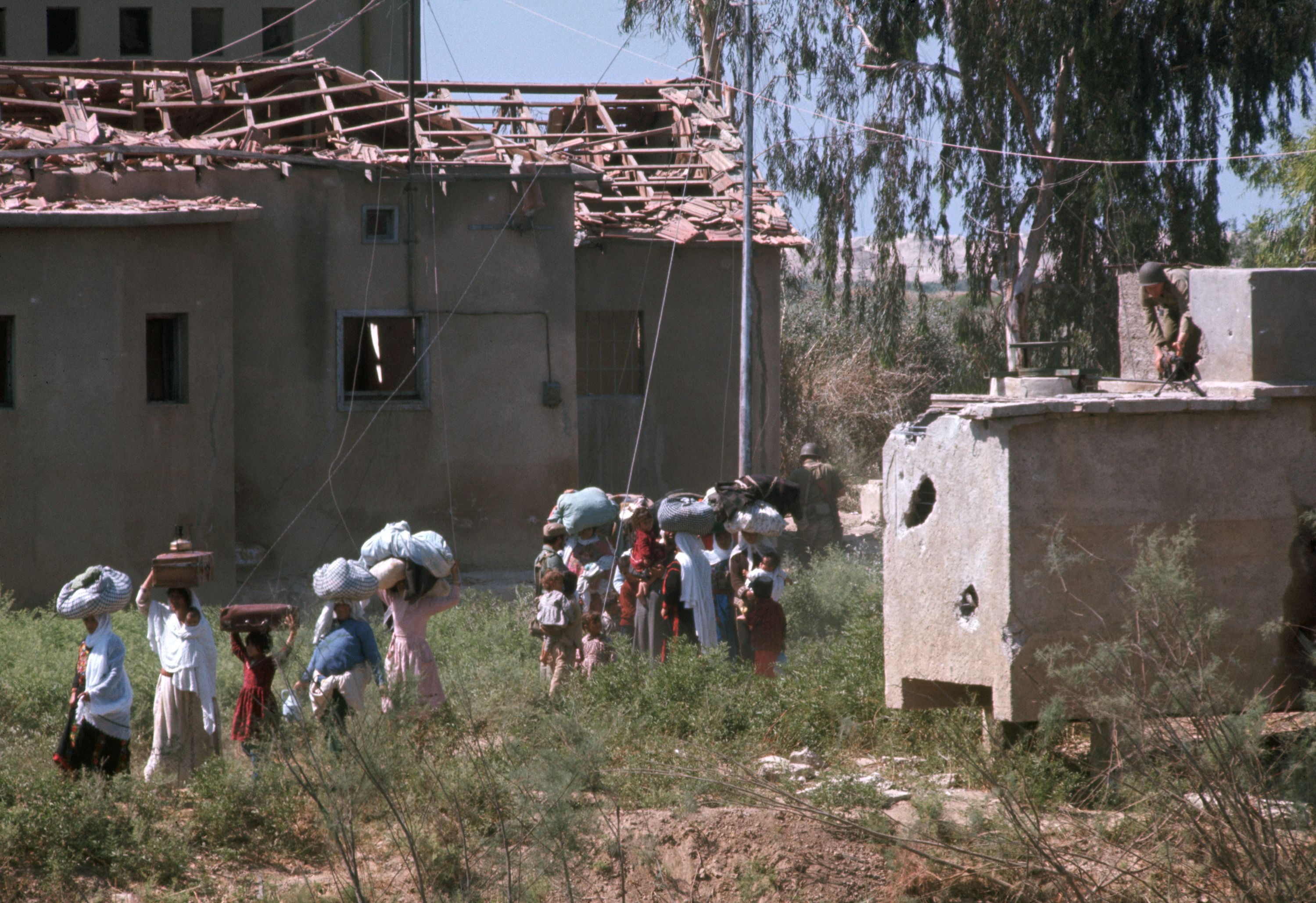Foto de palestinos huyendo de Israel a Jordania durante la Guerra de los Seis Días.