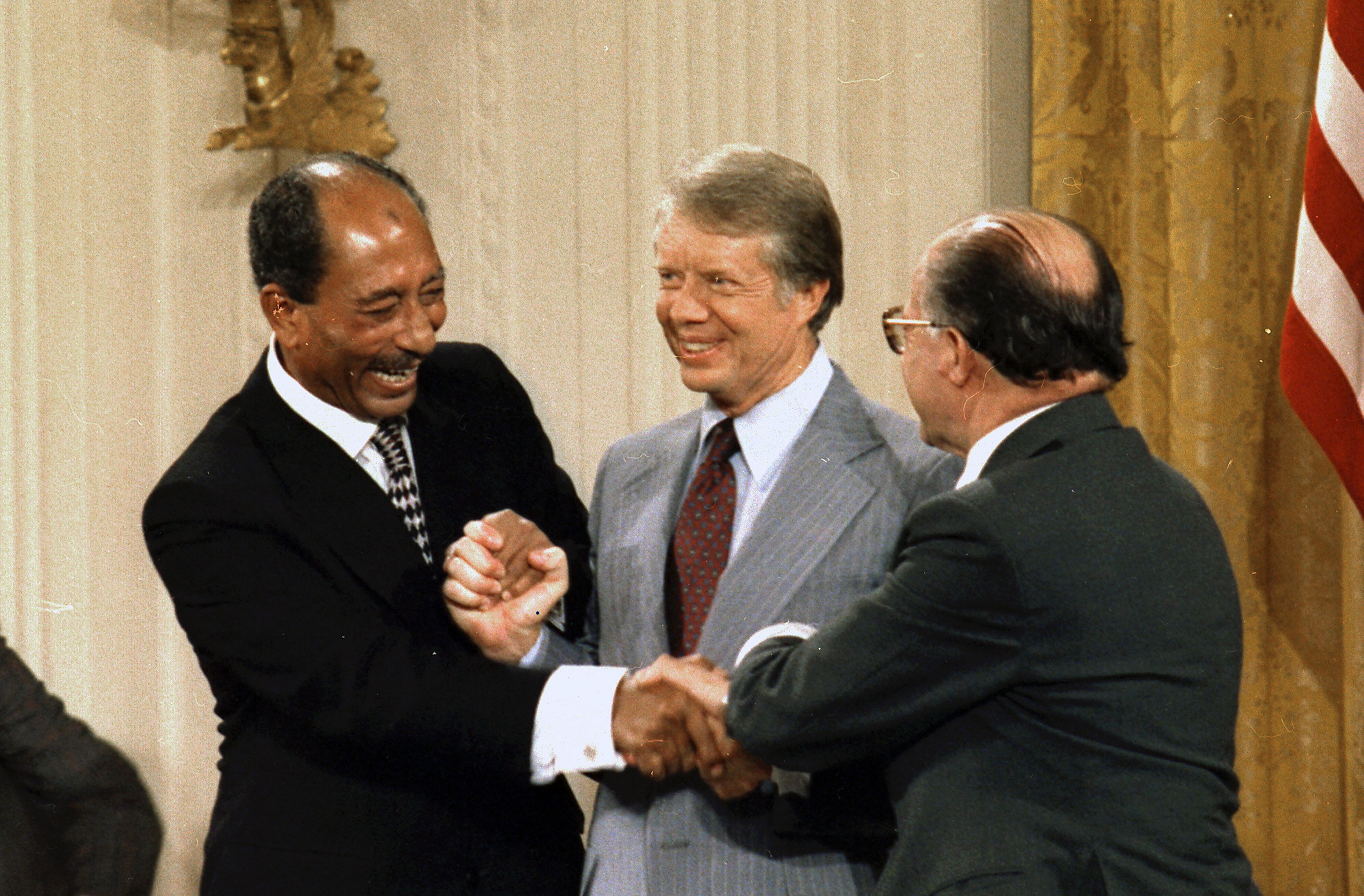 Foto presidente egipcio Anwar Sadat, el presidente estadounidense Jimmy Carter y el primer ministro israelí Meacham Begin celebran la firma de los Acuerdos de Paz de Camp David de 1978.