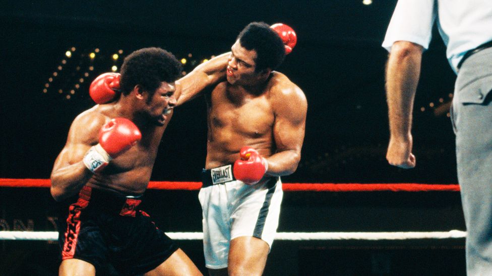 Leon Spinks(l) fighting Muhammad Ali