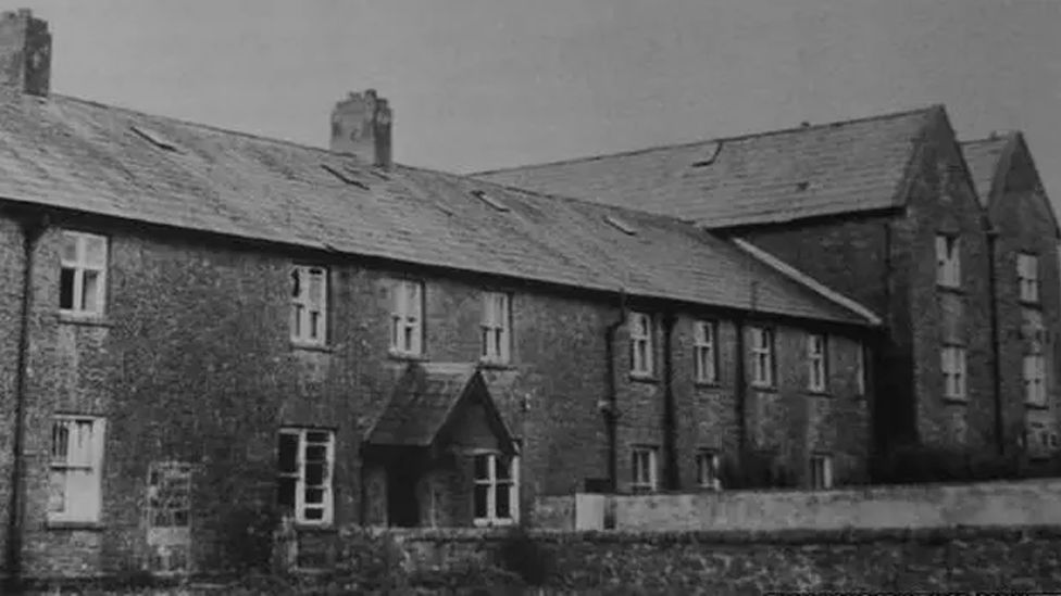 A black and white picture of the home taken in the early 1900s