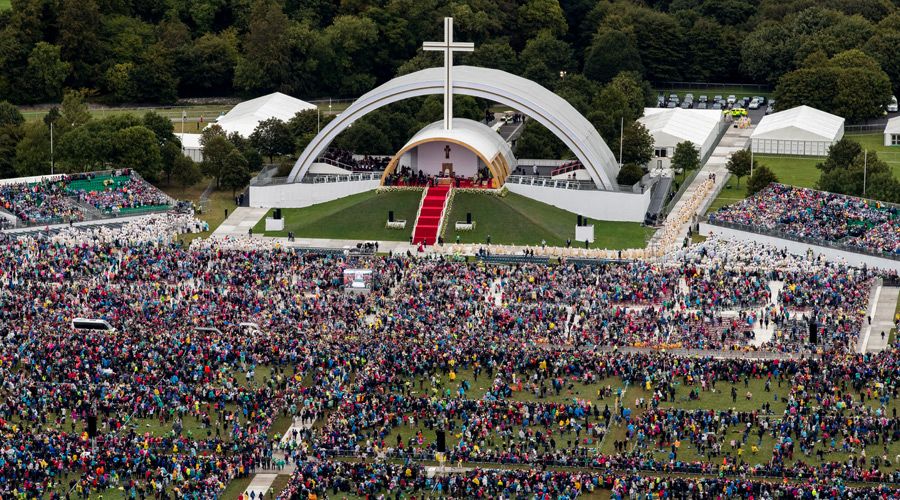 Pope addressing Phoenix Park, Dublin