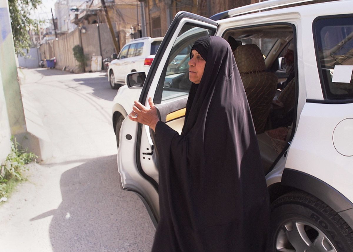 Amar's mother alights from taxi