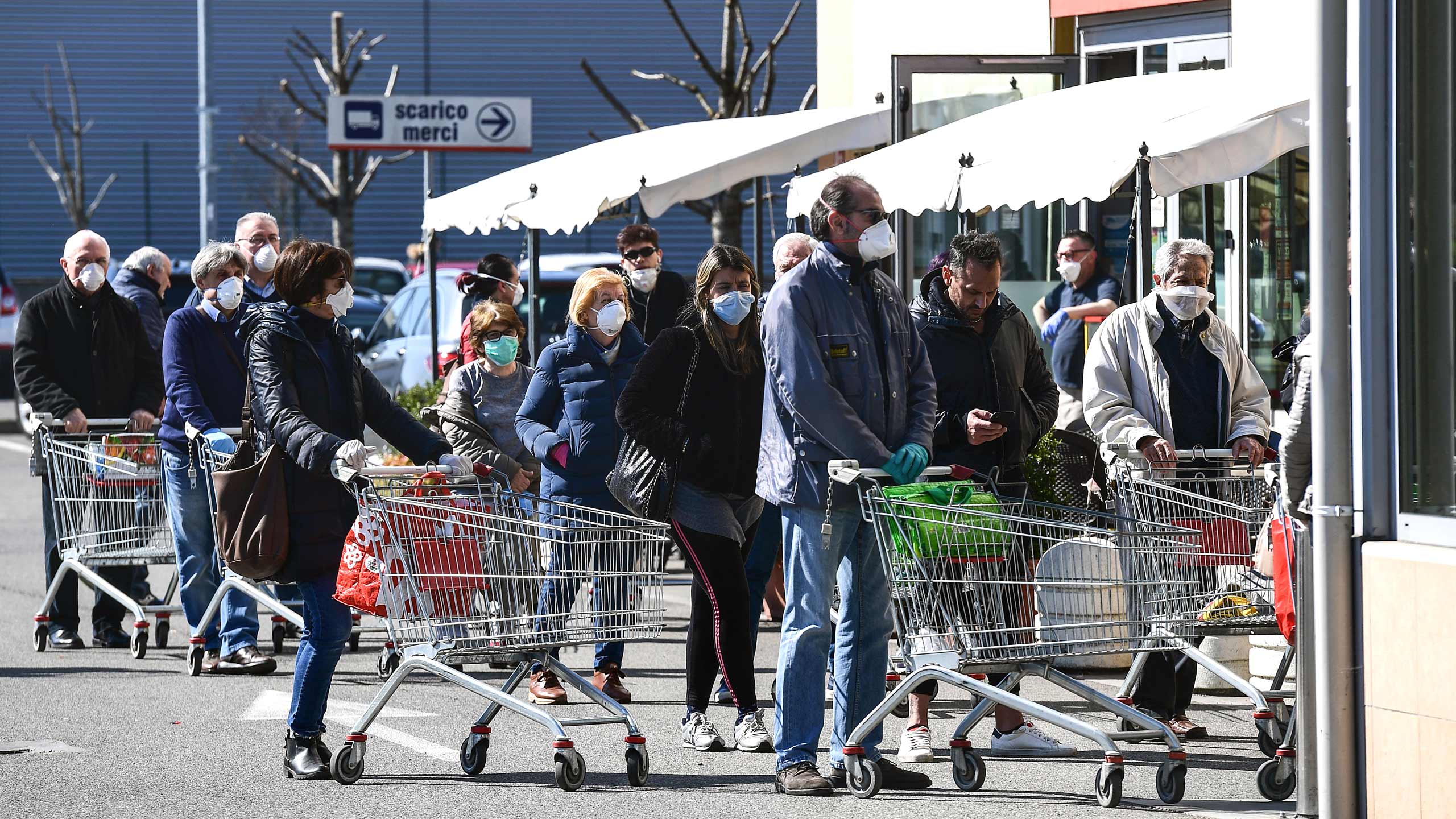 Queue outside a supermarket in Codogno, 11 March 2020