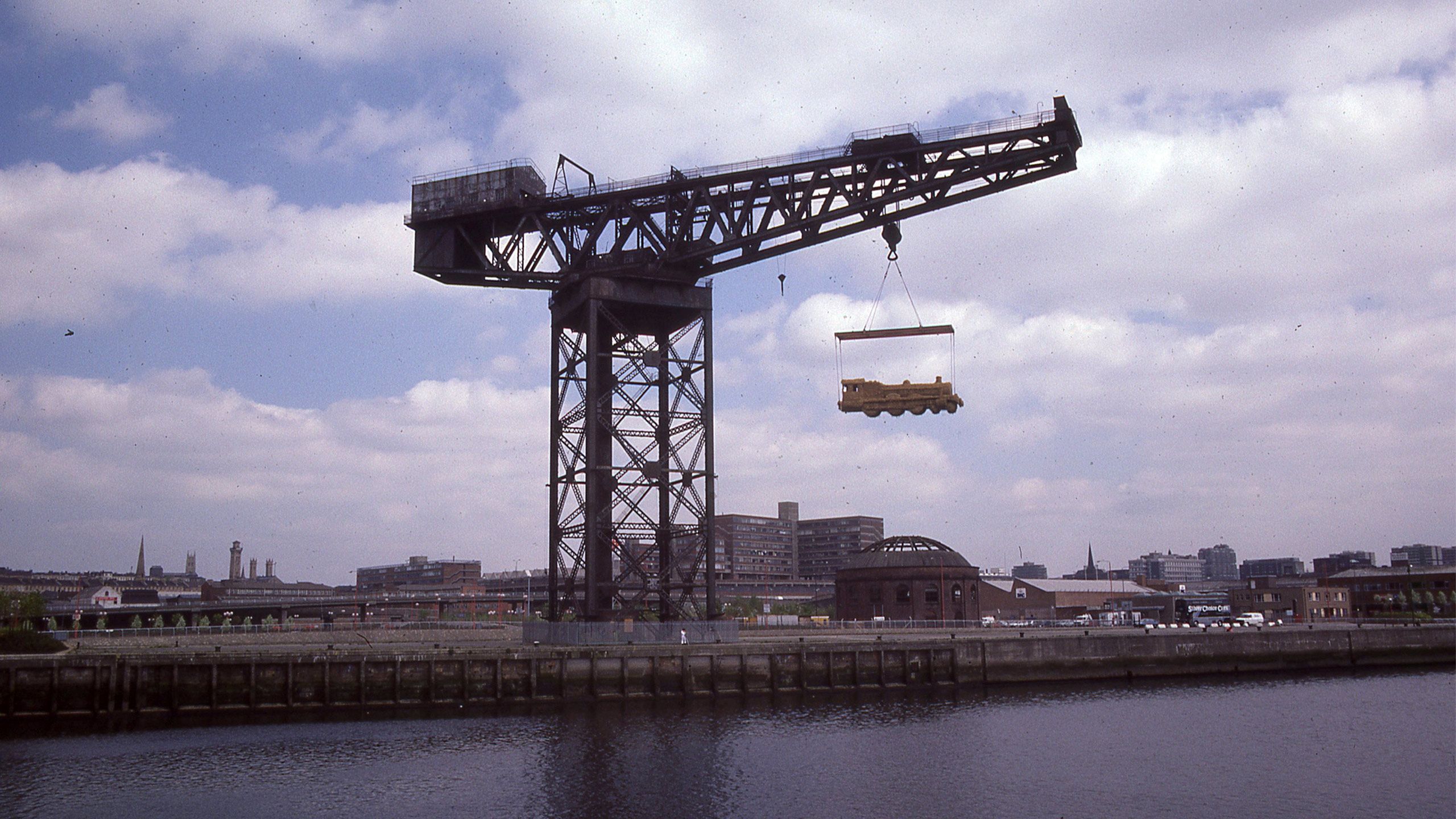 Locomotive made of straw held by Finnieston Crane