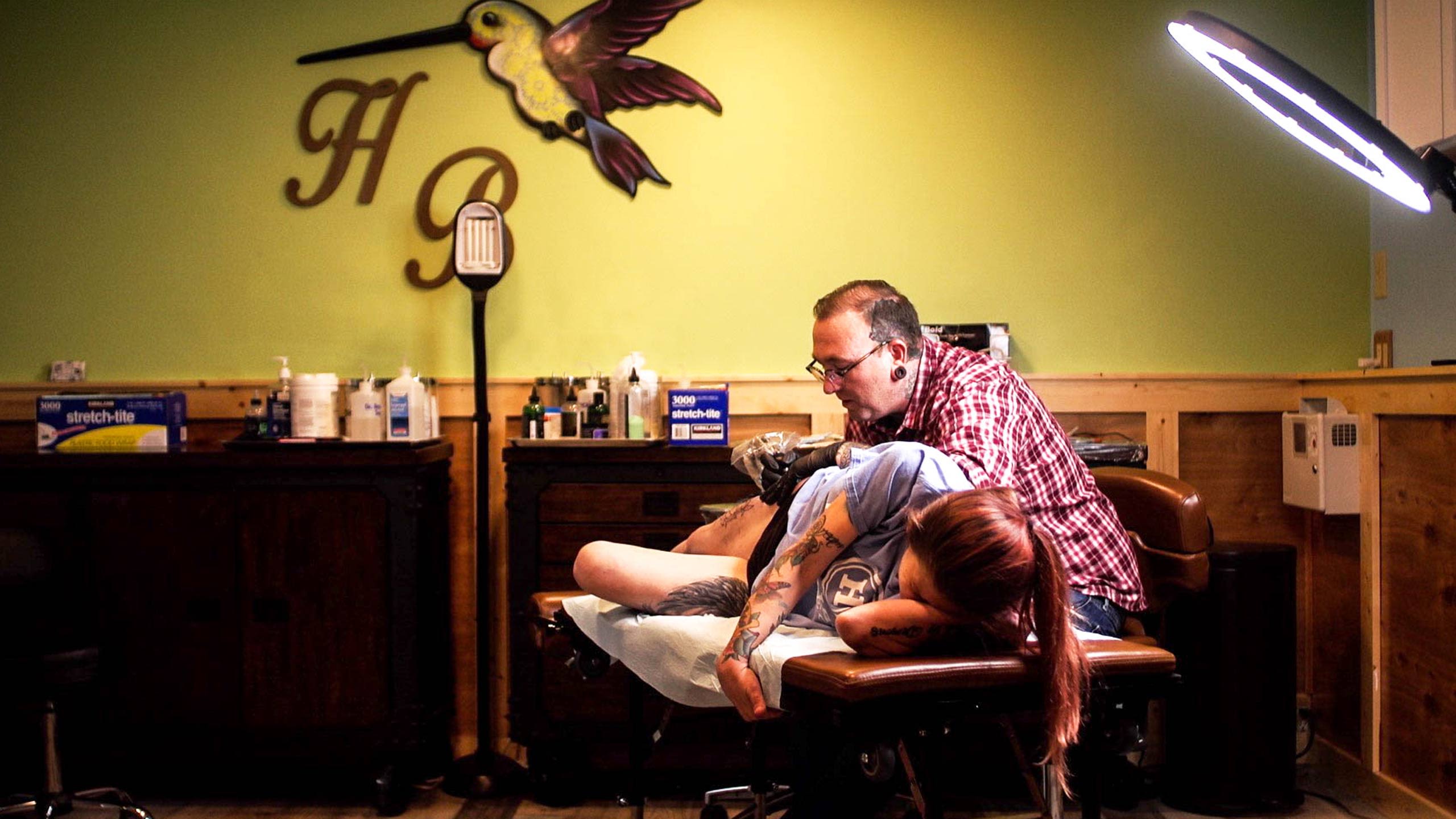 Mike Prickett tattooing Jen
