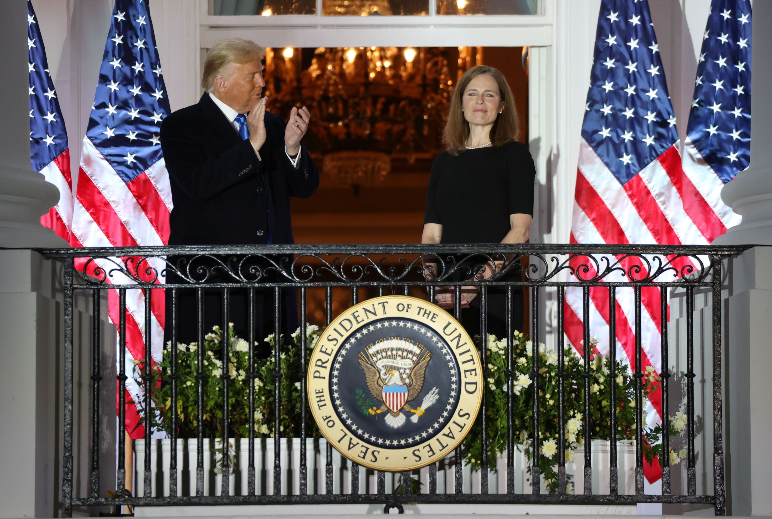 Trump bate palmas ao lado de Amy Coney Barrett