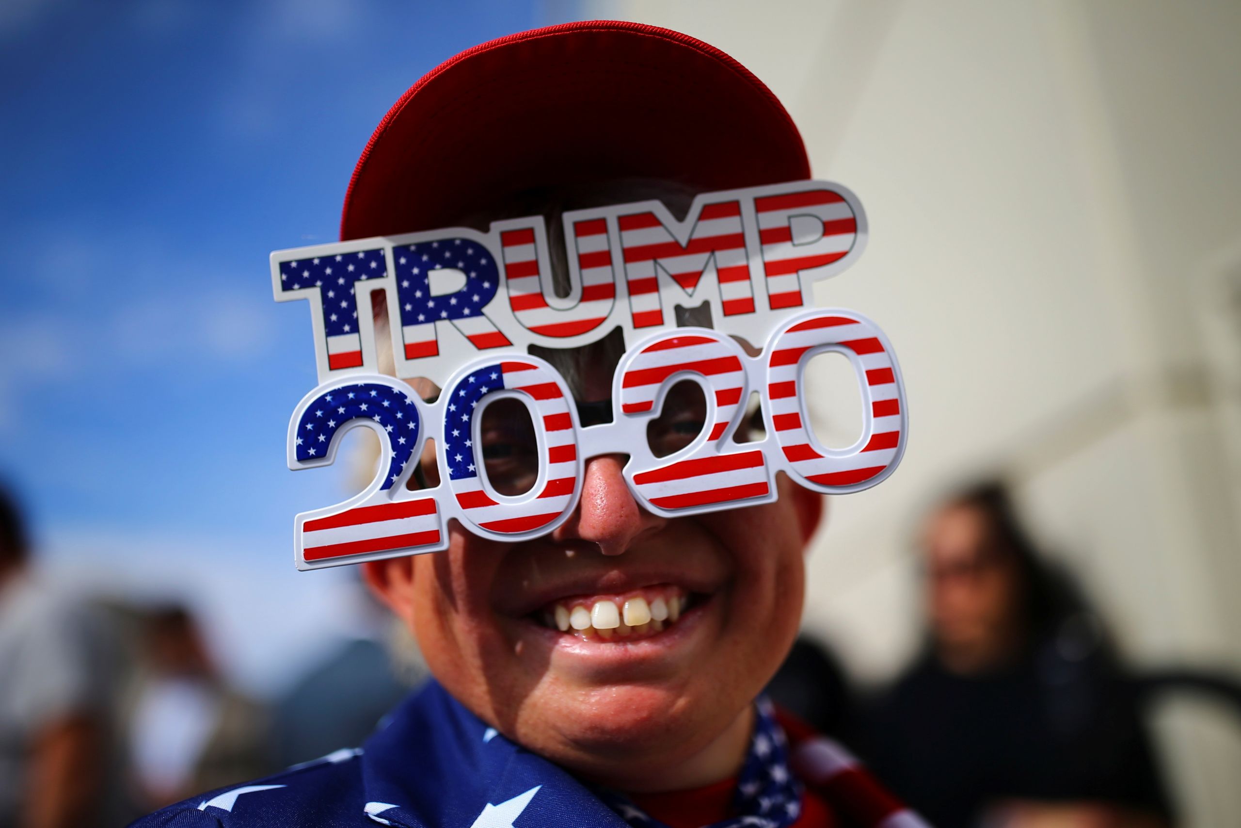 Eleitor de Trump com óculos em que se lê Trump 2020