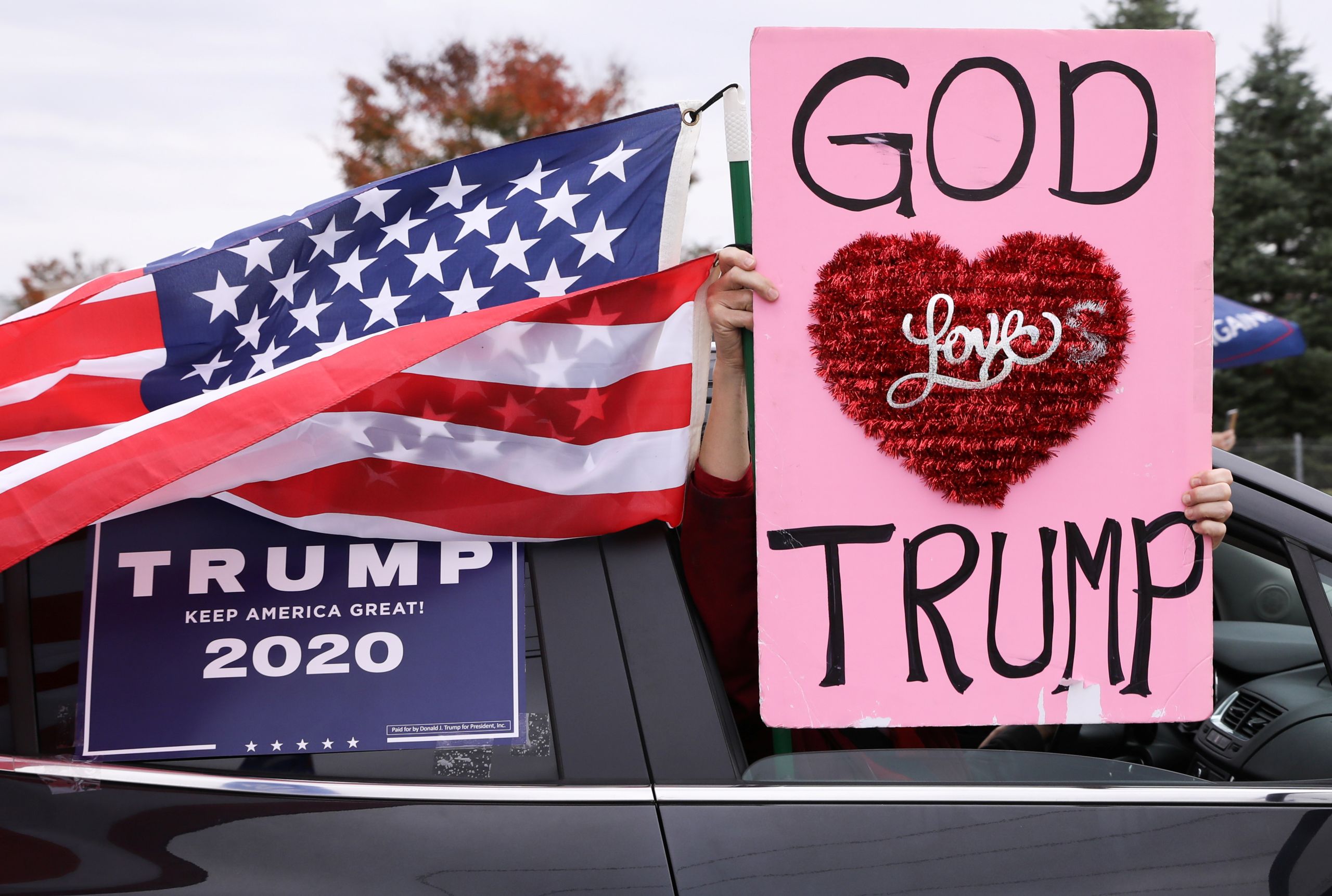 Apoiadores de Trump exibem cartazes de apoio