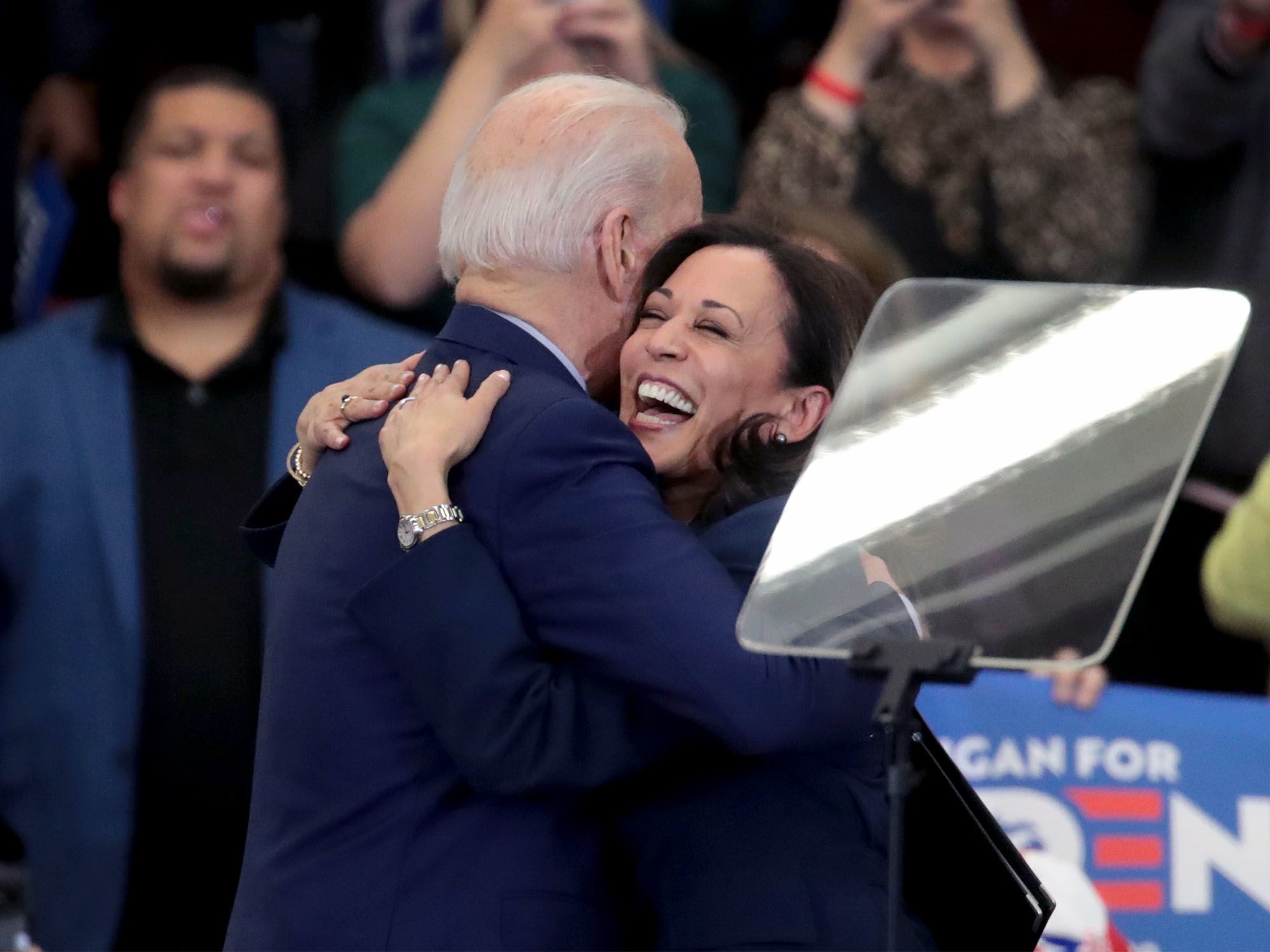 Biden abraça Kamala Harris