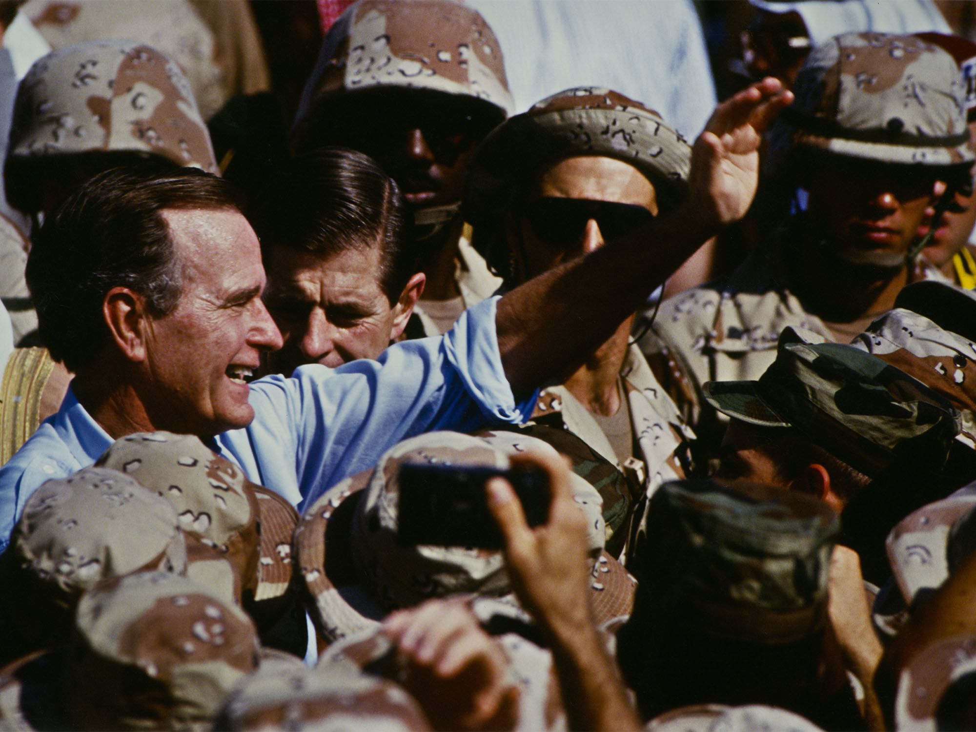 George H. W. Bush com militares americanos na Arábia Saudita durante a Guerra do Golfo, em 1990