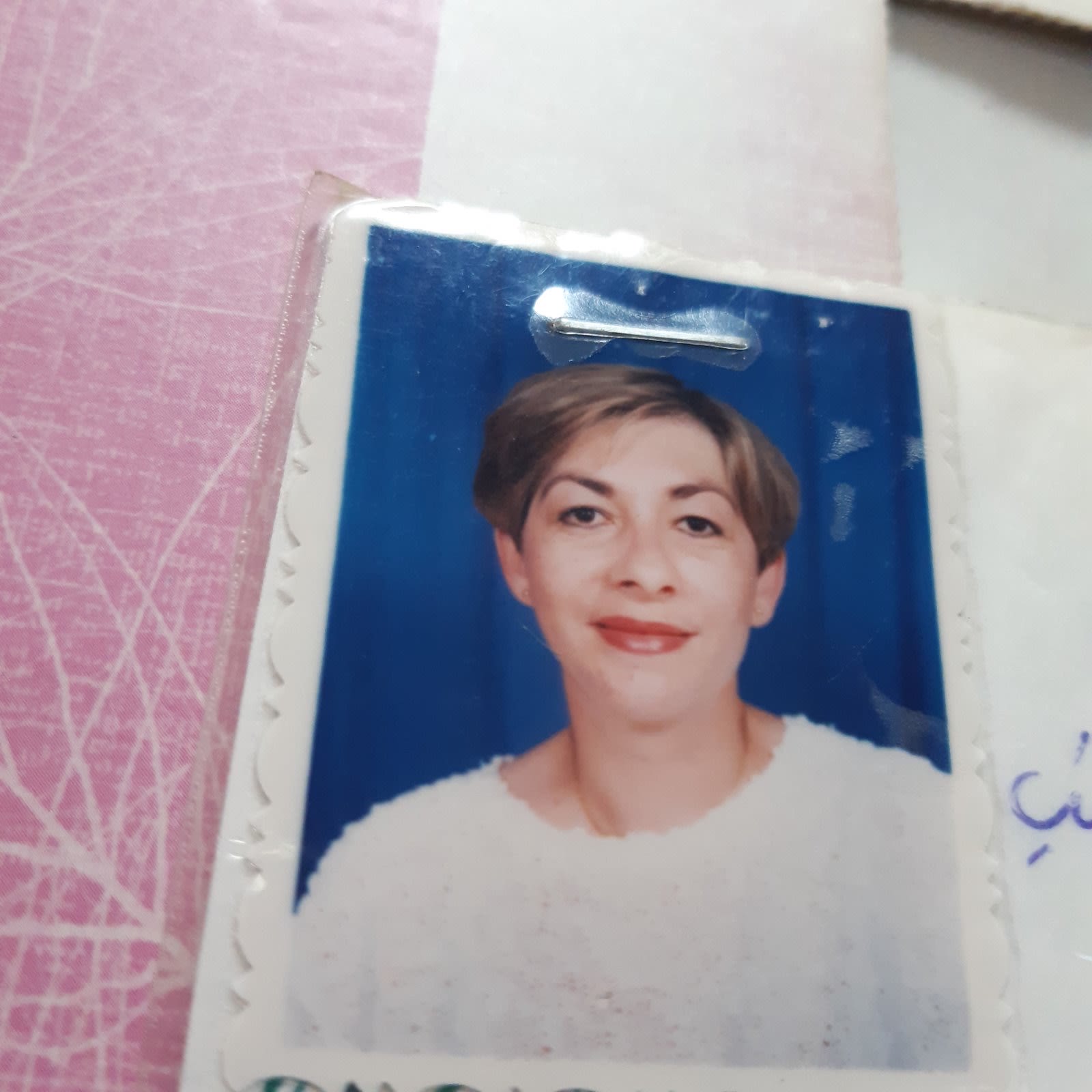 Zaheftana stara fotografija u boji, sa ukrasnim rubom